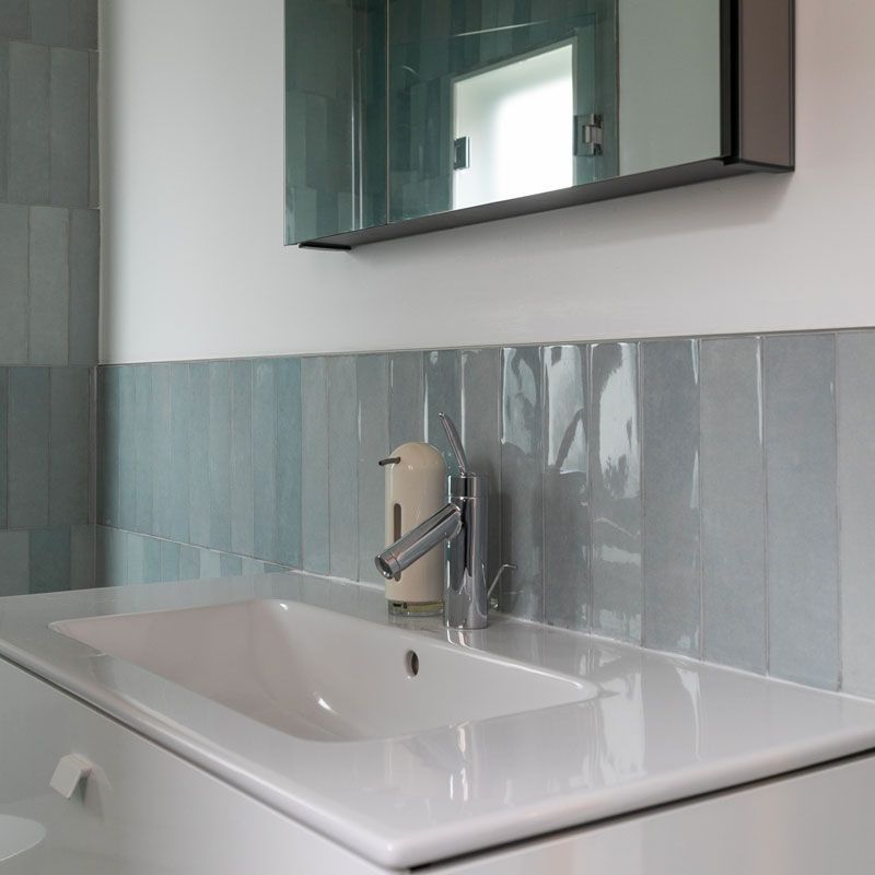 A bathroom with a sink and a mirror above it