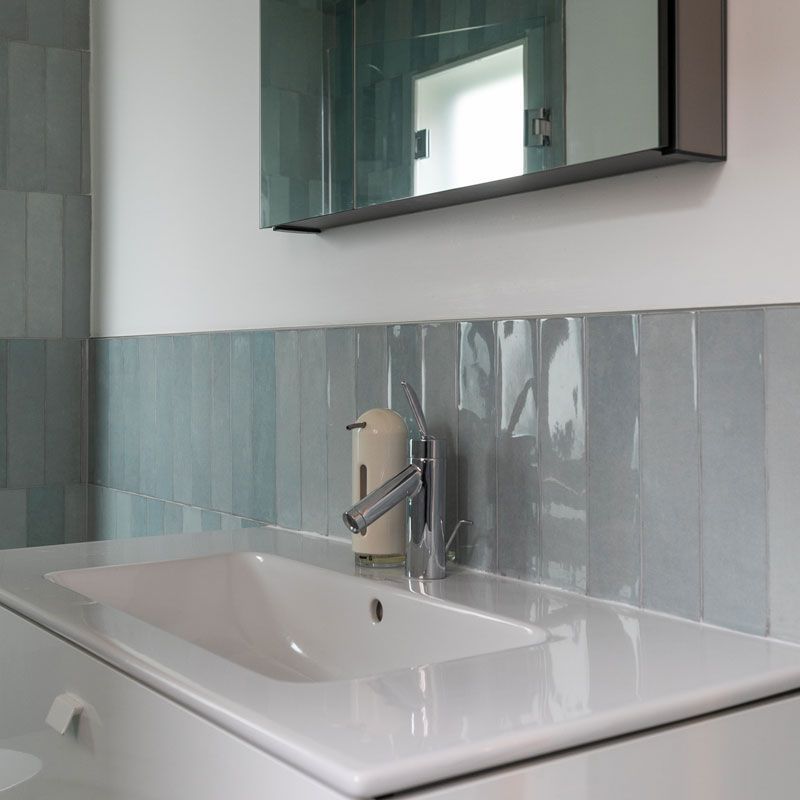 A bathroom with a sink and a mirror above it