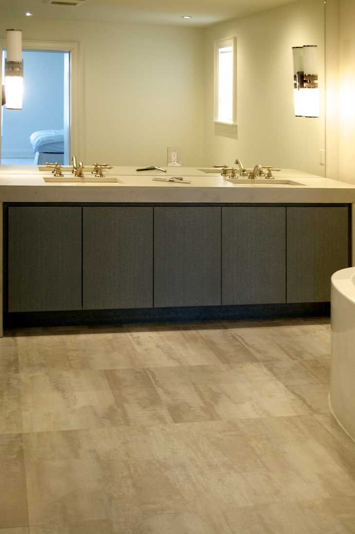 A bathroom with two sinks and a bathtub