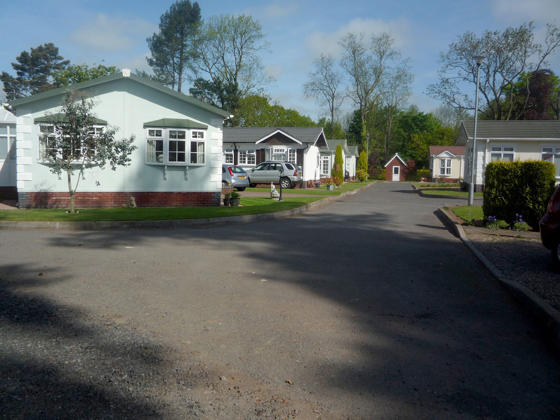 A row of houses are lined up on the side of a road