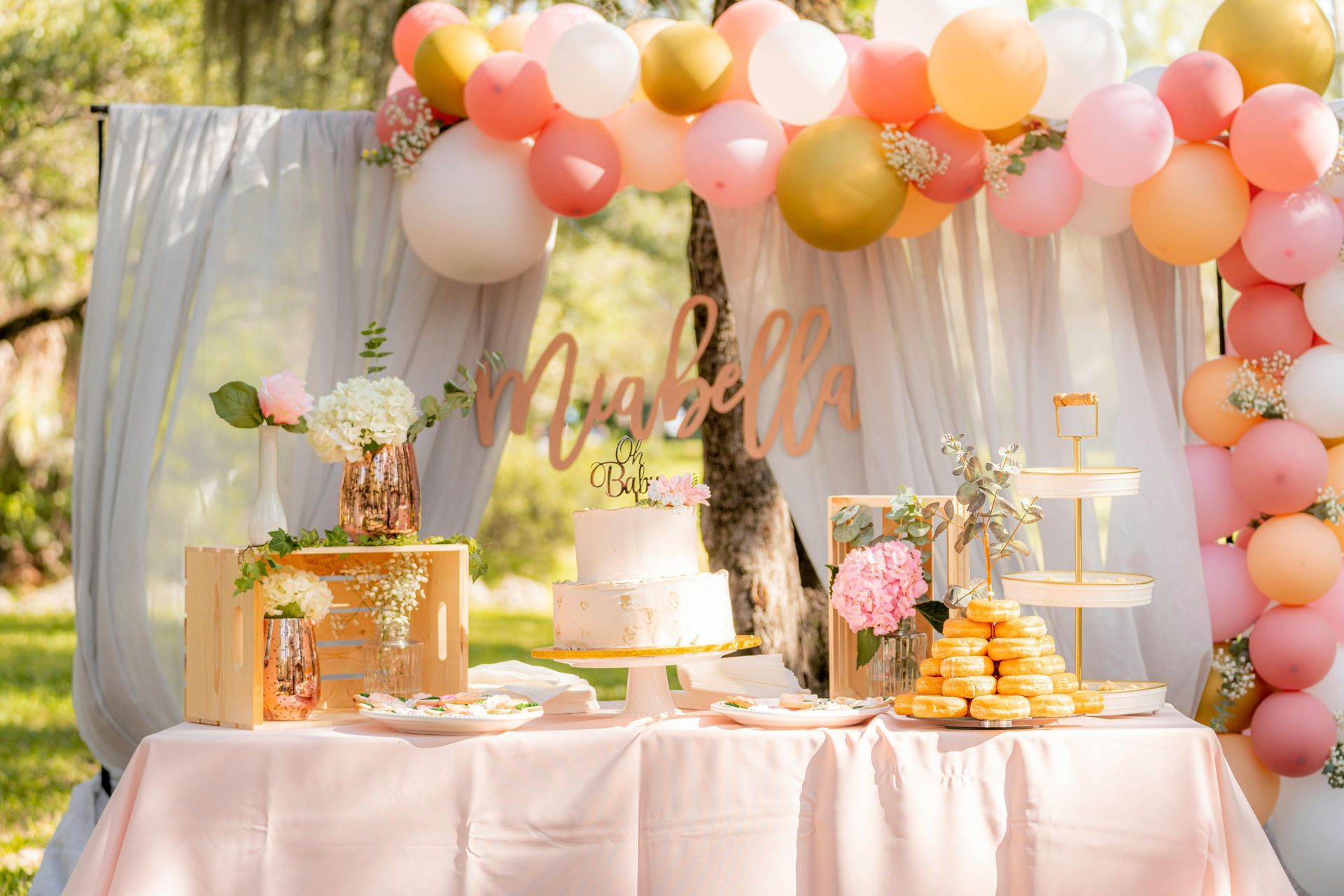A table decorated with balloons and a cake for a birthday party.
