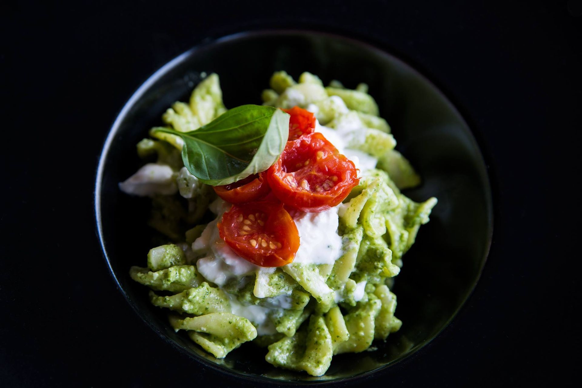 fusilli pesto pomodorini burrata