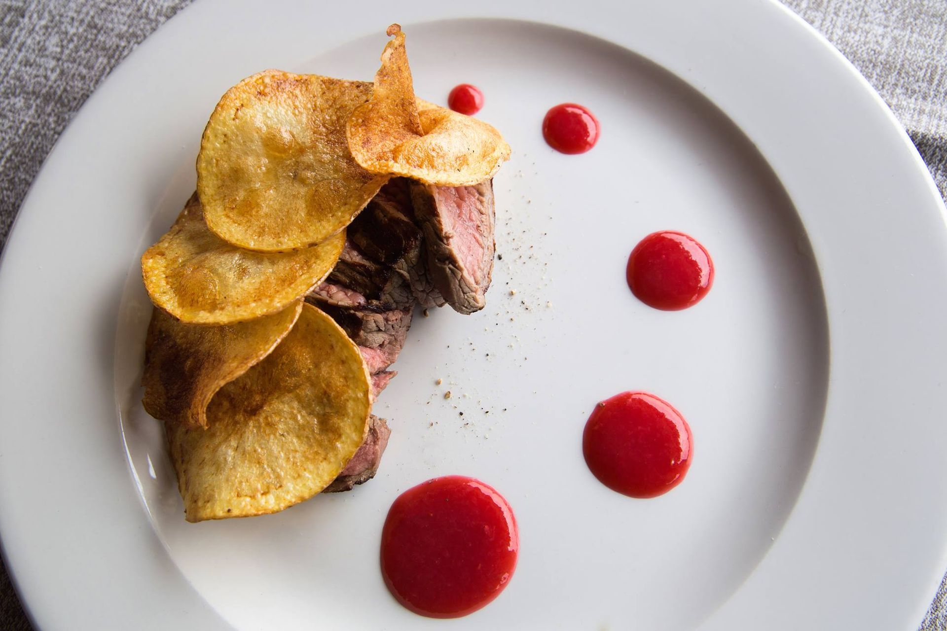 Tagliata di manzo patate lamponi