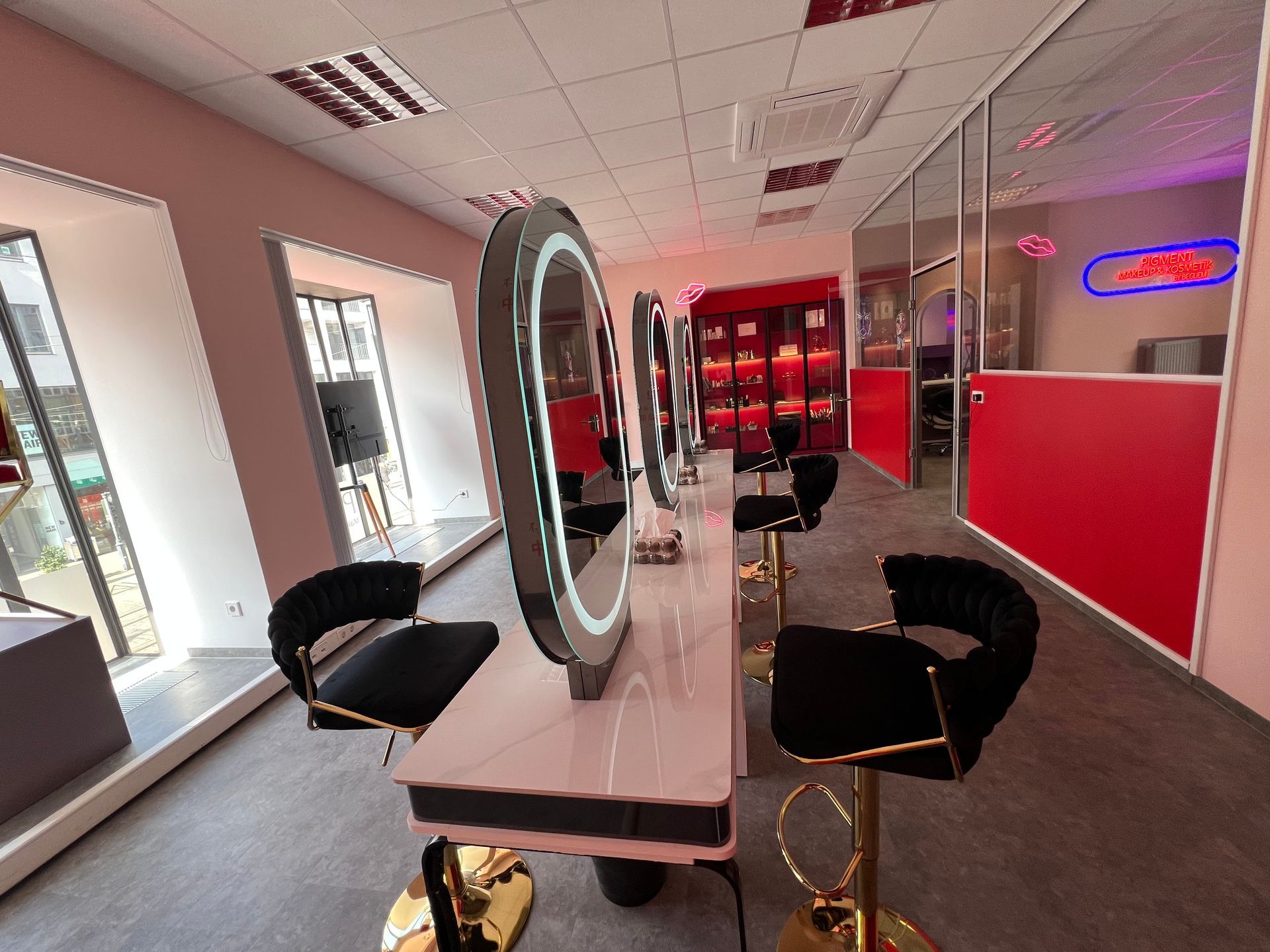 Ein Raum mit vielen Spiegeln und Stühlen