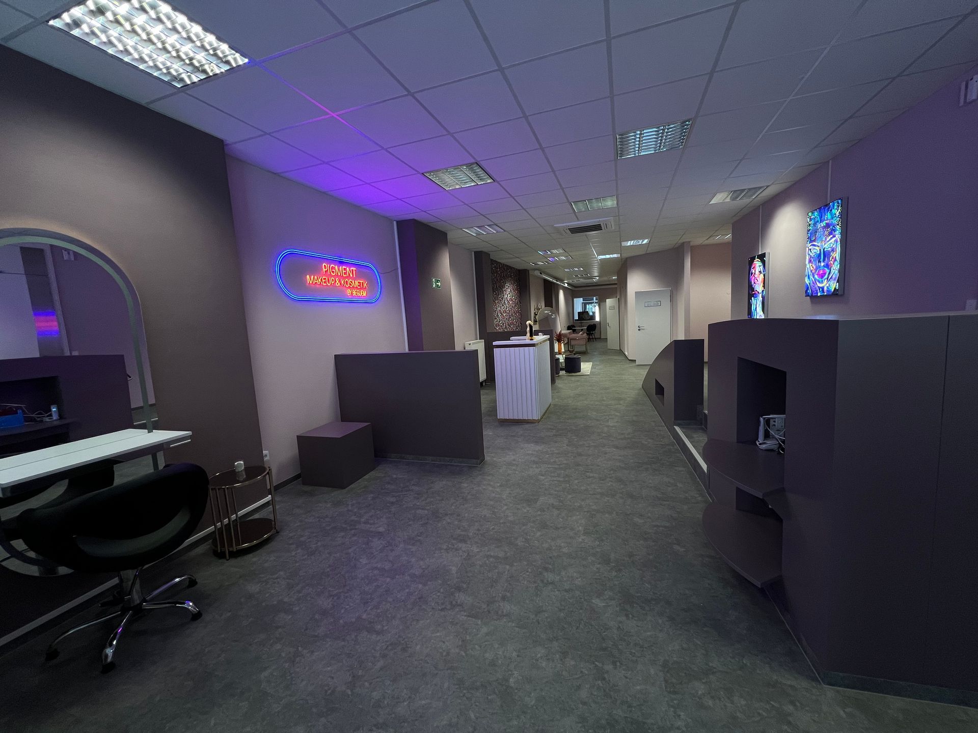 Ein großer Raum mit einem violetten Licht an der Decke