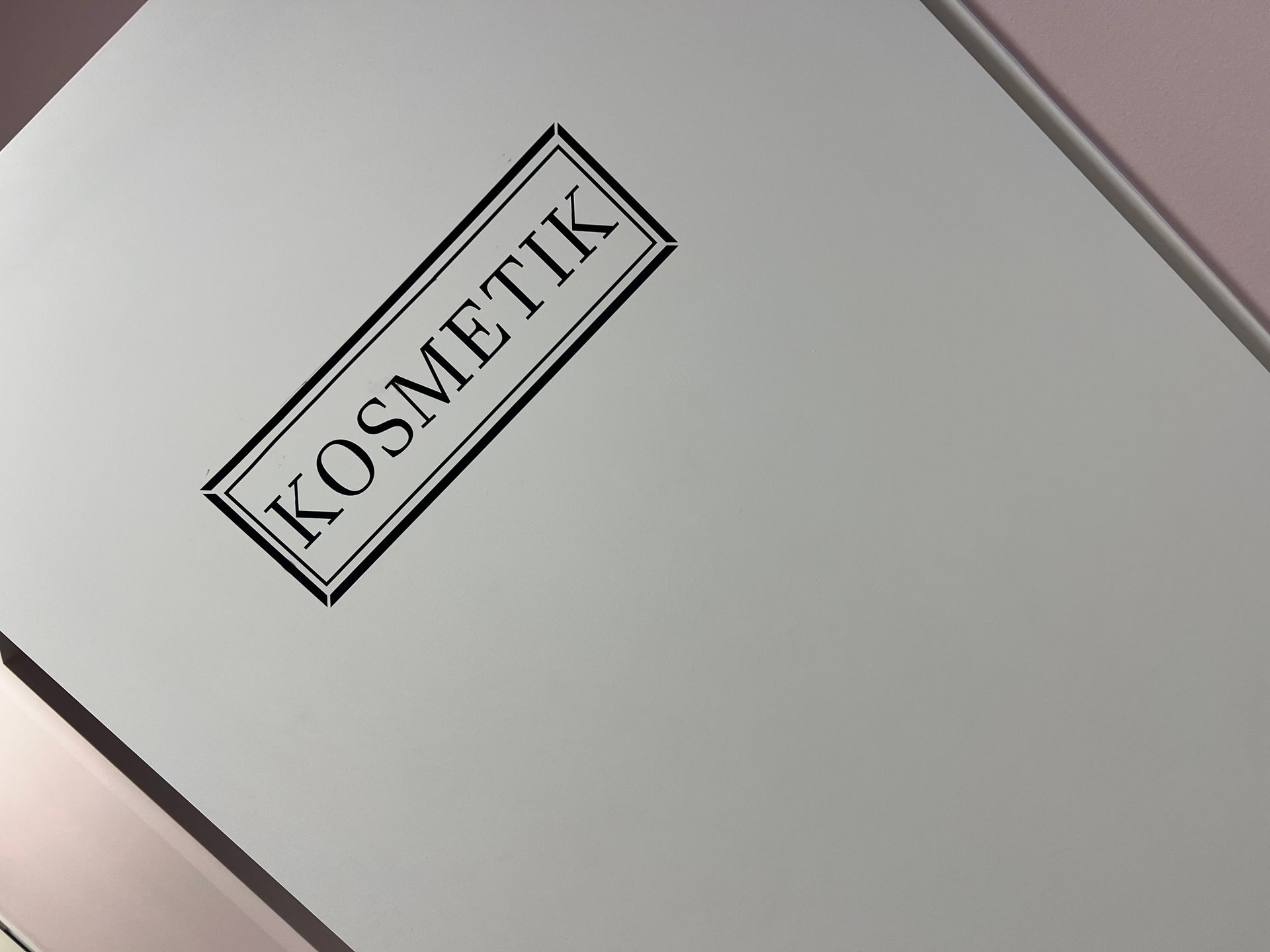 Das Wort Kosmetik, das auf einem Stück Papier steht