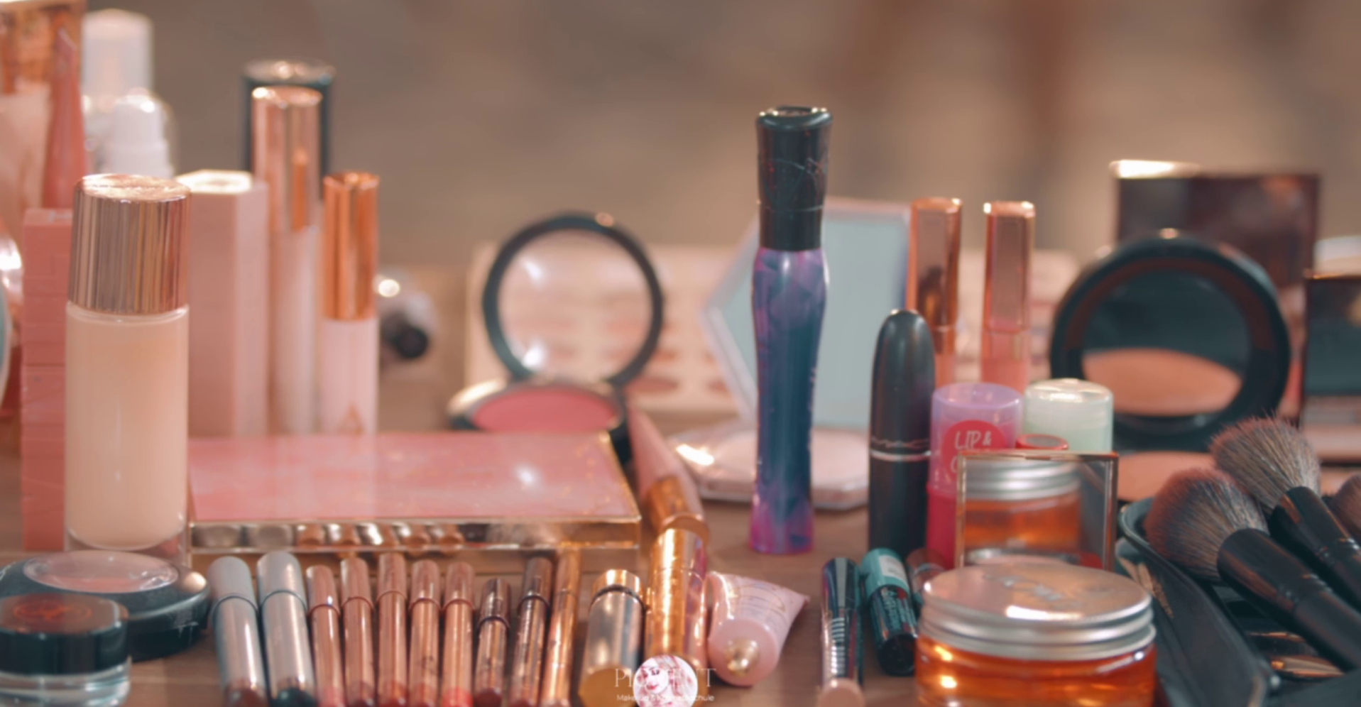 Ein Tisch mit einer Vielzahl von Make-up-Produkten.