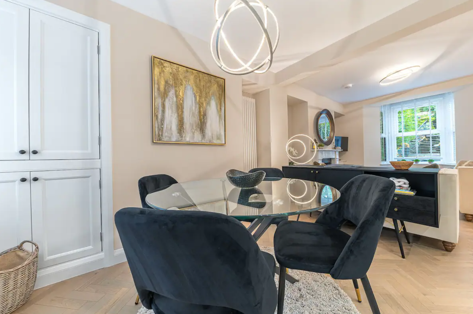 Windermere holiday let - Glass dining table in open plan living space