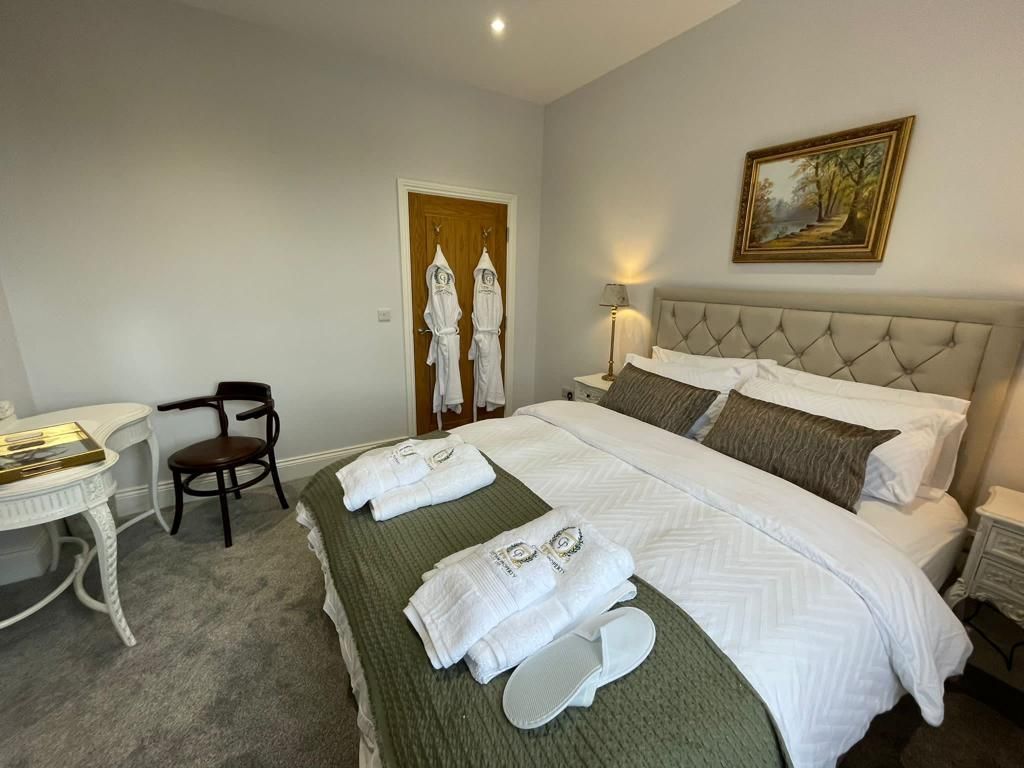 Mulbery House - King size bed with free standing dressing table