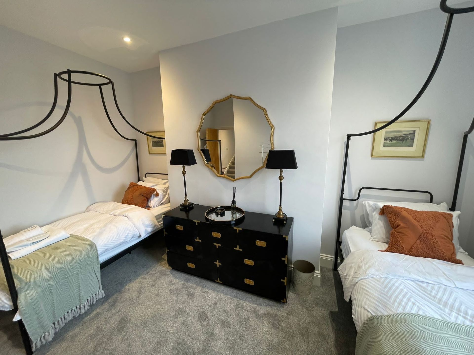 Mulbery House - Twin room with  matching canopy frame beds