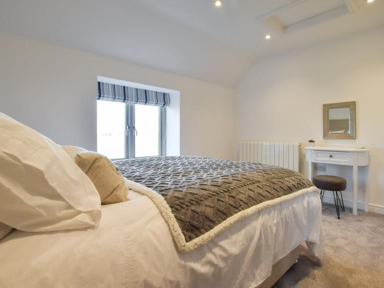 The Threshing Barn -Bedroom and drssing table