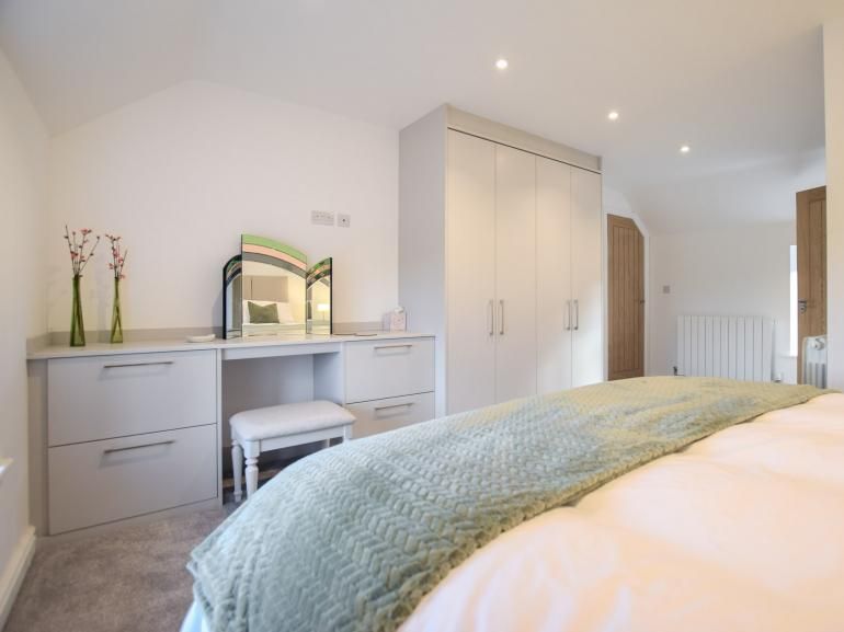 The Threshing Barn - King size bed and fitted bedroom furniture