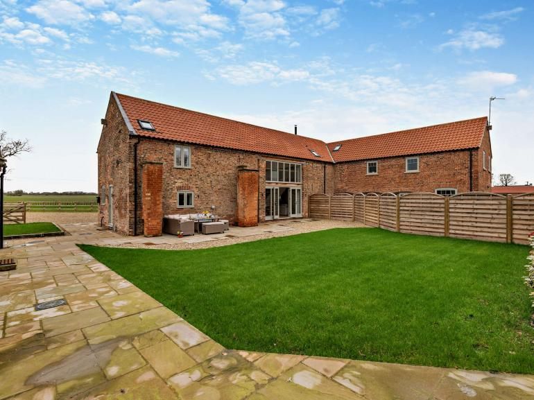 The Threshing Barn - property exterior