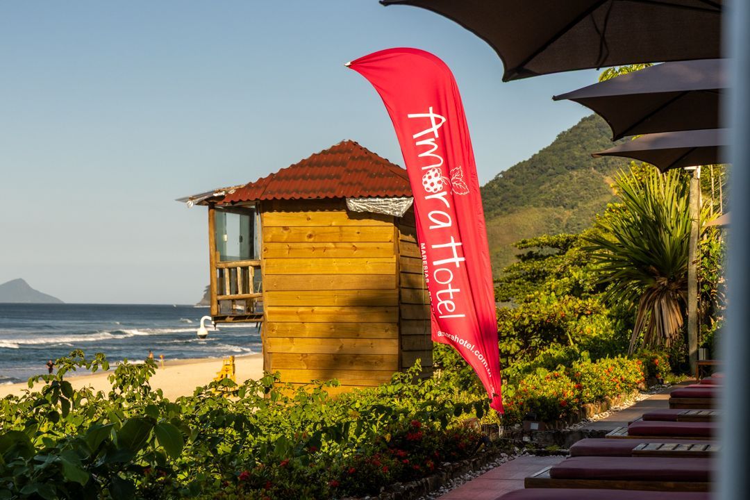 Uma bandeira vermelha que diz 