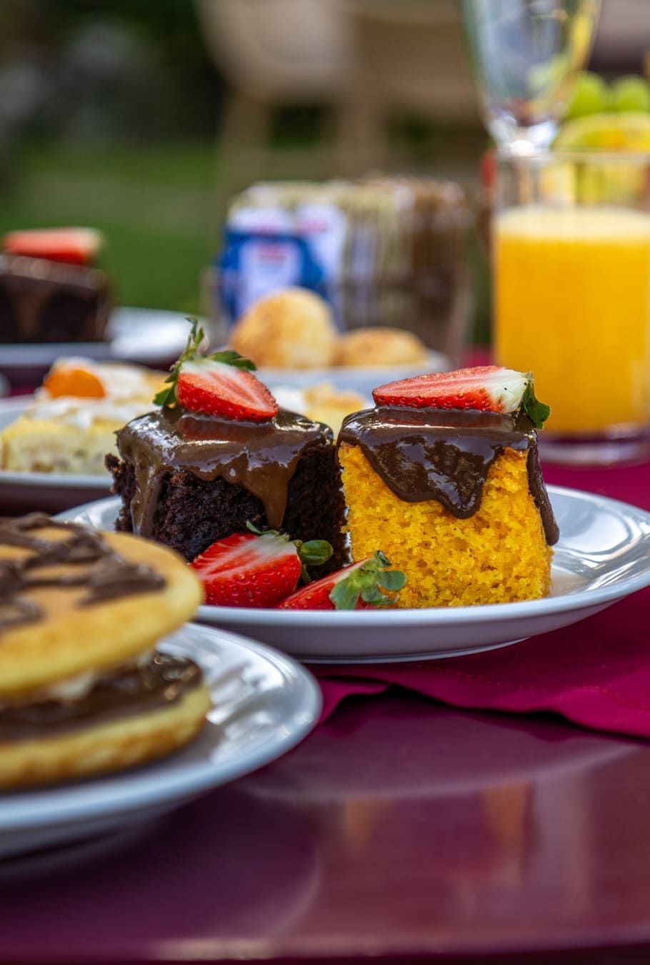 Um prato branco coberto com um pedaço de bolo e morangos sobre uma mesa.