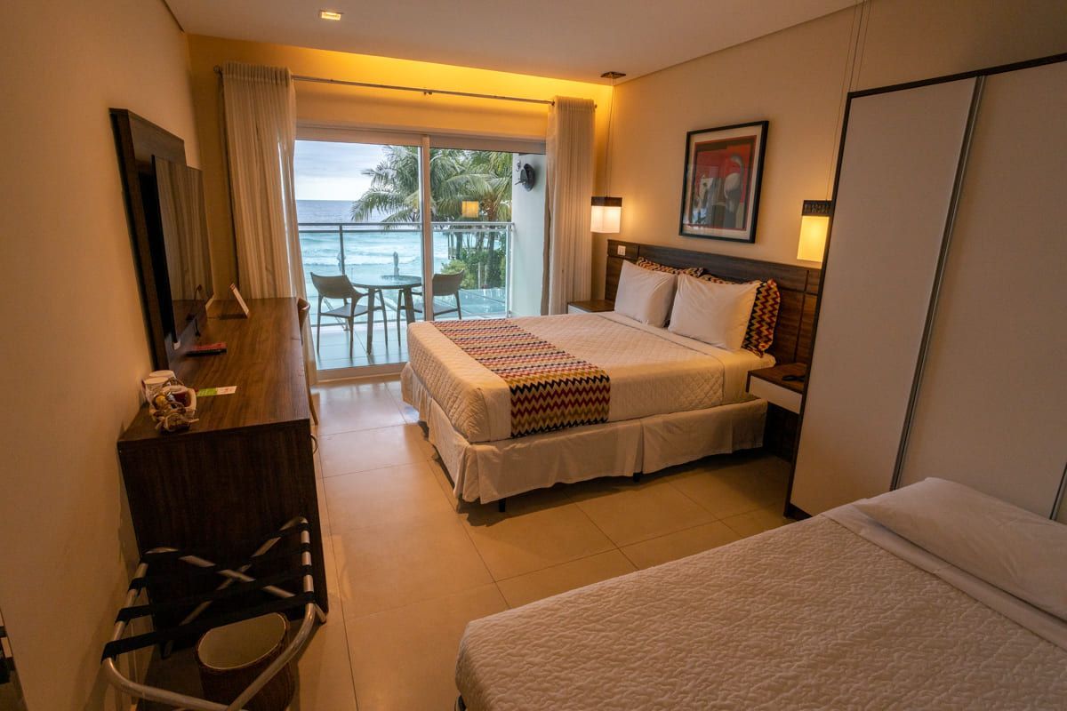 Um quarto de hotel com uma cama grande e uma TV de tela plana.