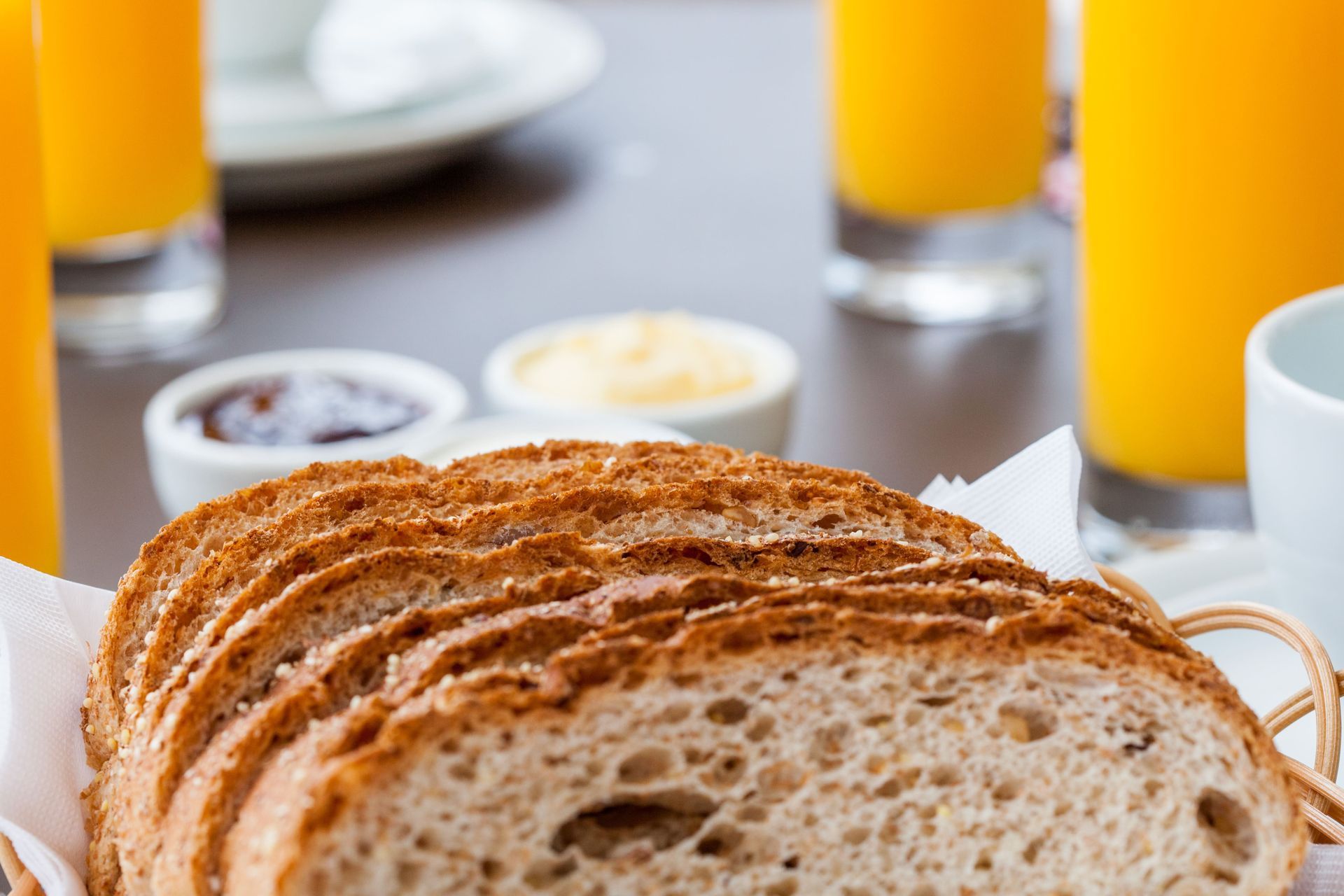 Um pão está em uma cesta sobre uma mesa.