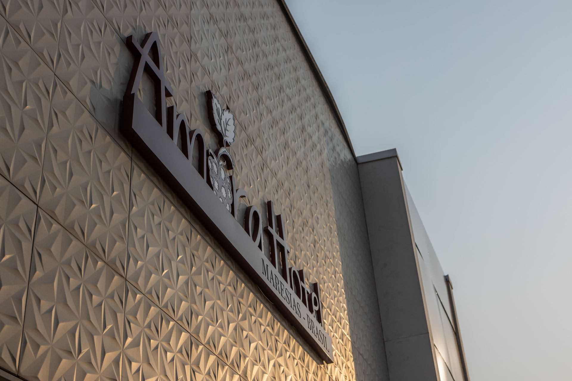 Um close de um edifício com uma placa