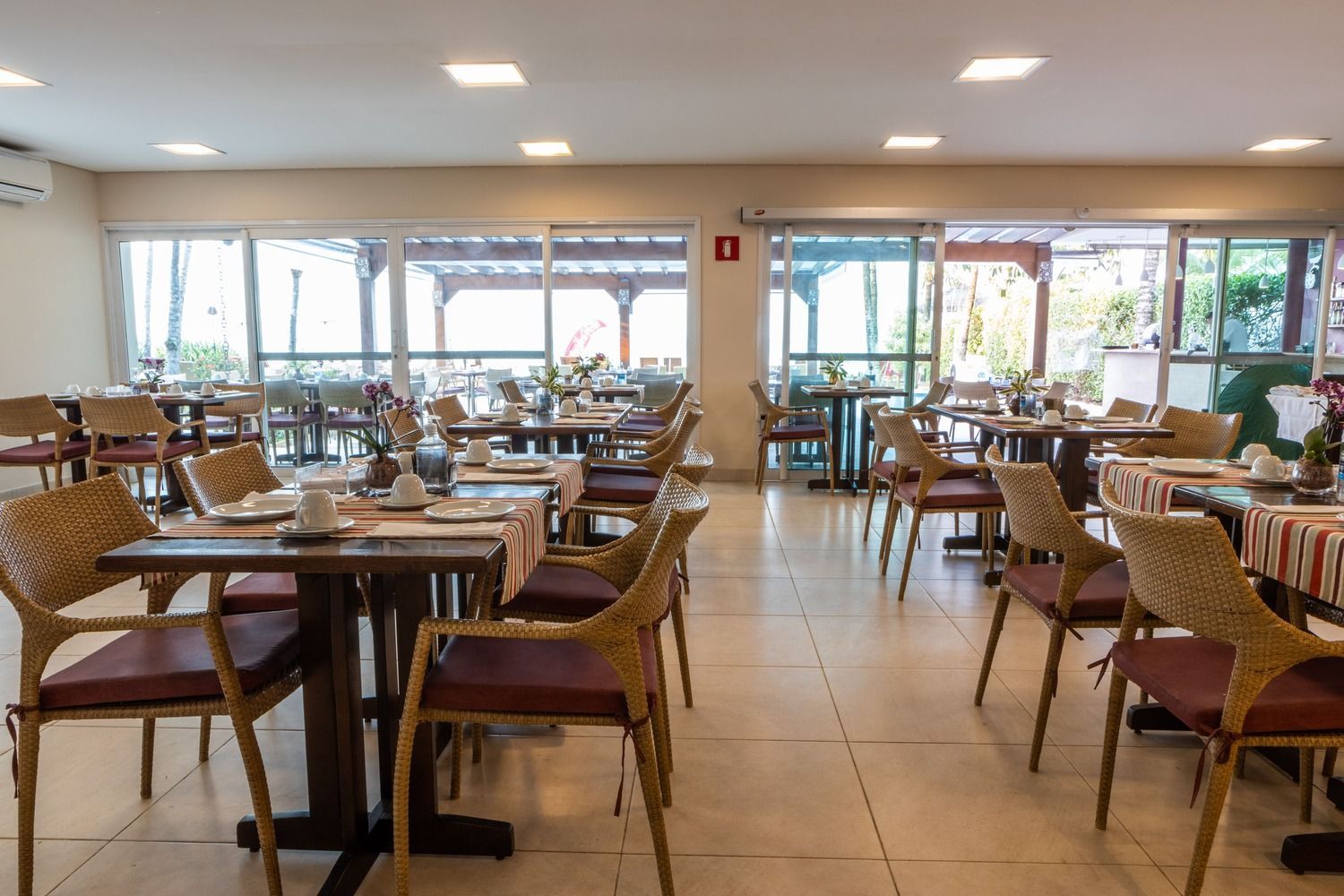 Há muitas mesas e cadeiras no restaurante.