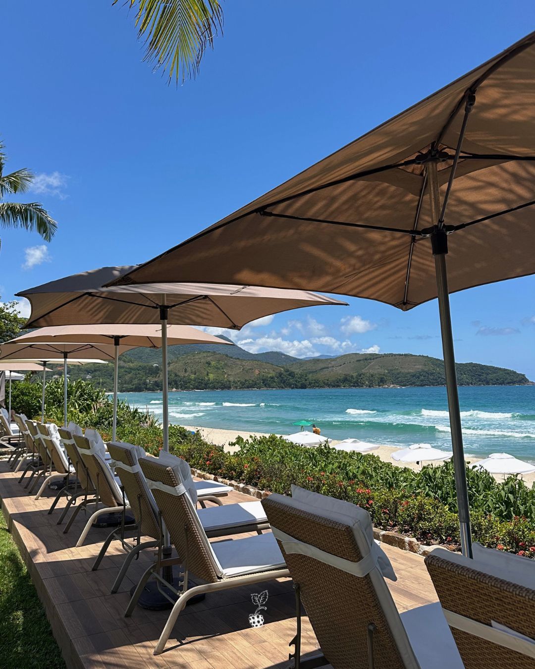 Aproveite condições especiais para sua hospedagem em Maresias. Deck Frente Mar | Amora Hotel | Praia de Maresias