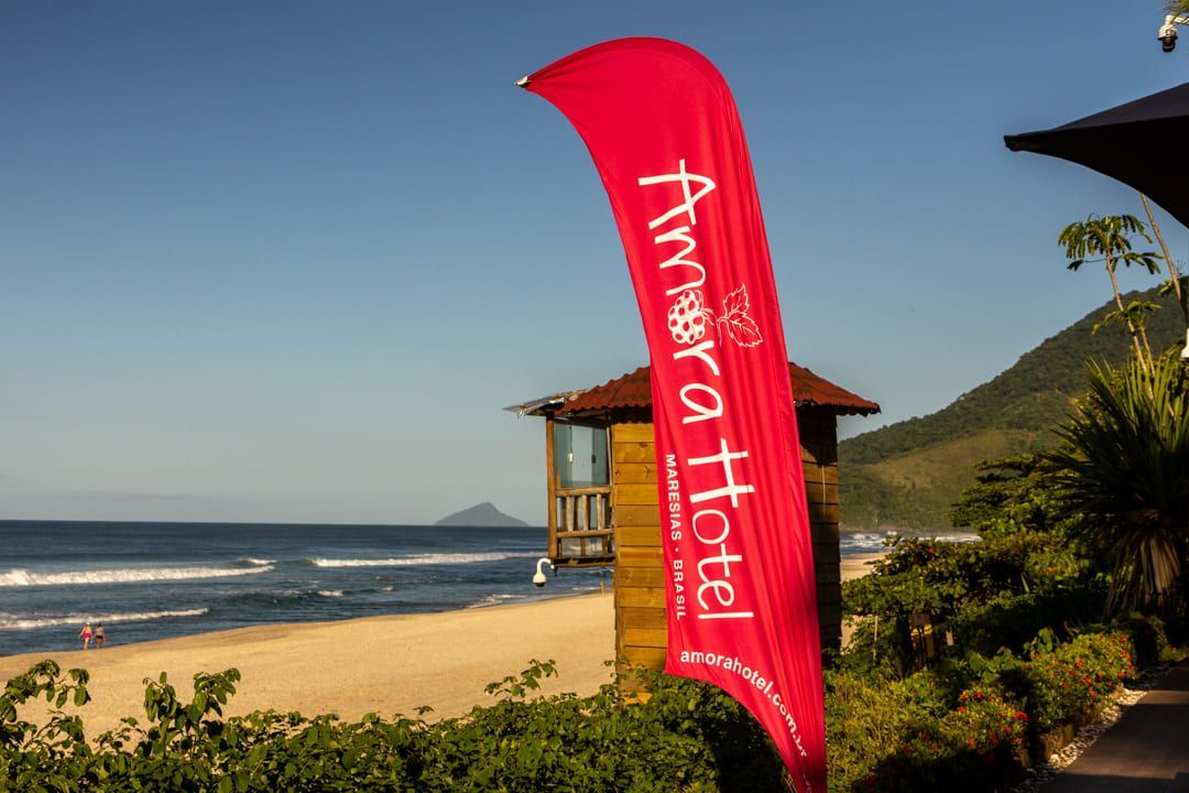 Uma faixa vermelha com a palavra hotel nela