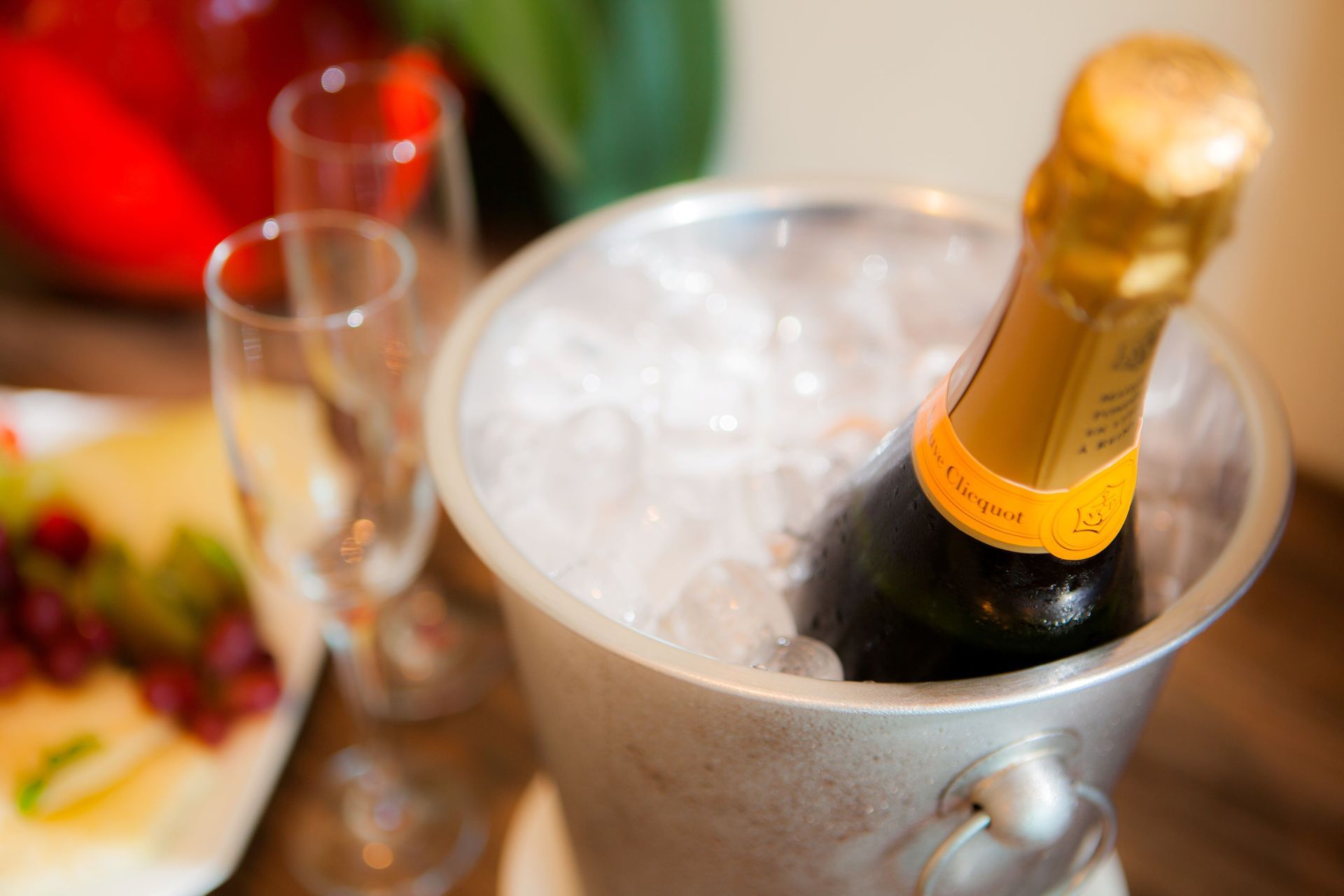 Uma garrafa de champanhe está em um balde de gelo.