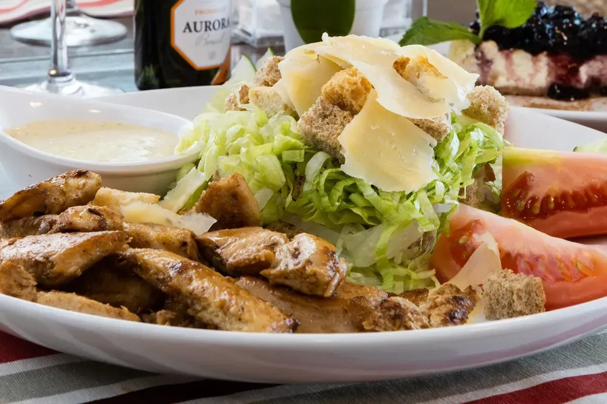 Um close de um prato de comida sobre uma mesa.