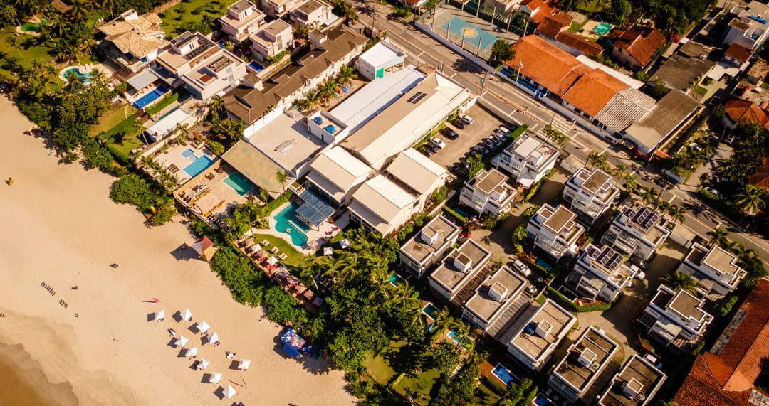 Uma vista aérea de uma cidade com uma praia e edifícios.