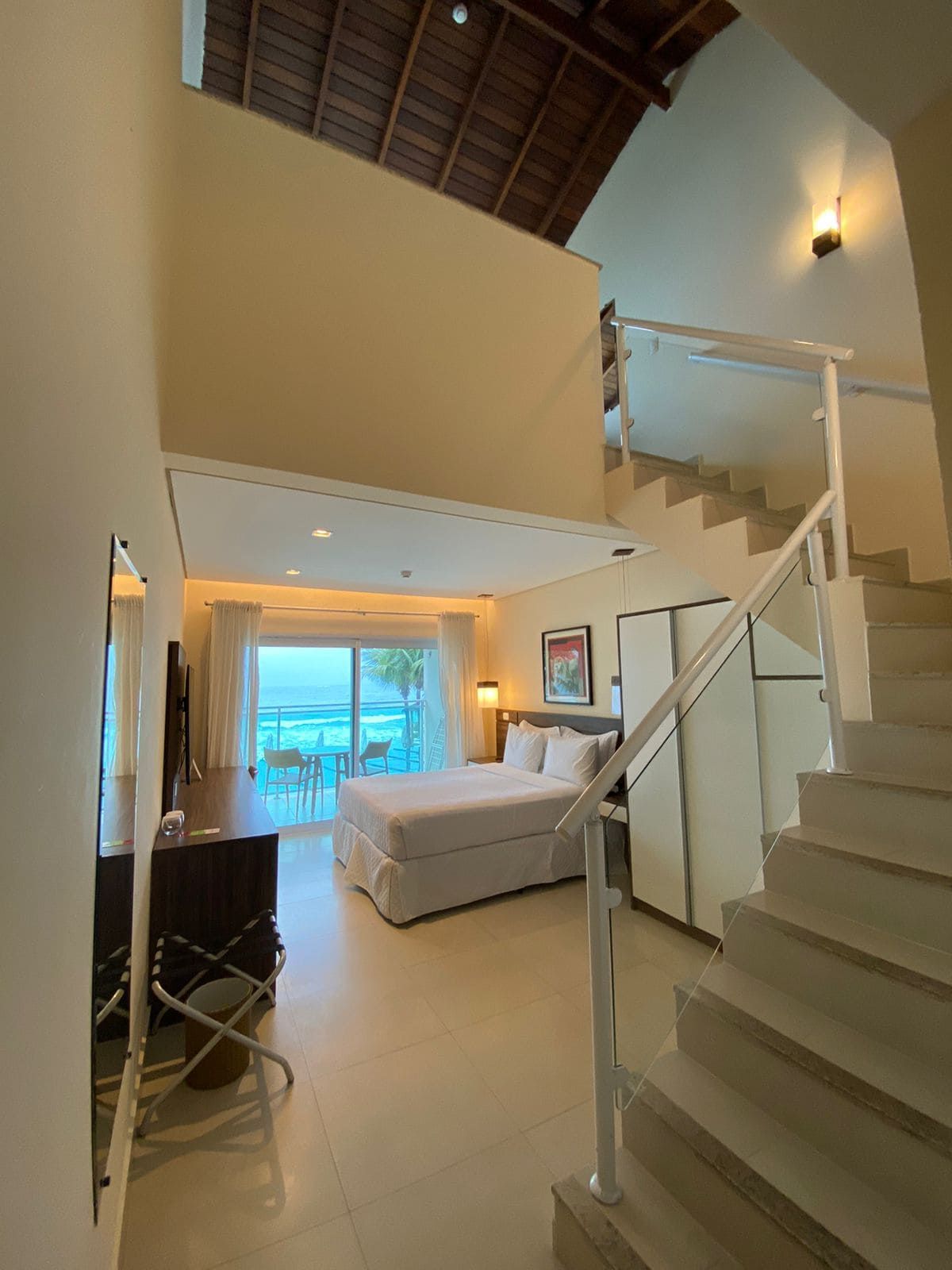 Um quarto de hotel com escadas que levam ao segundo andar