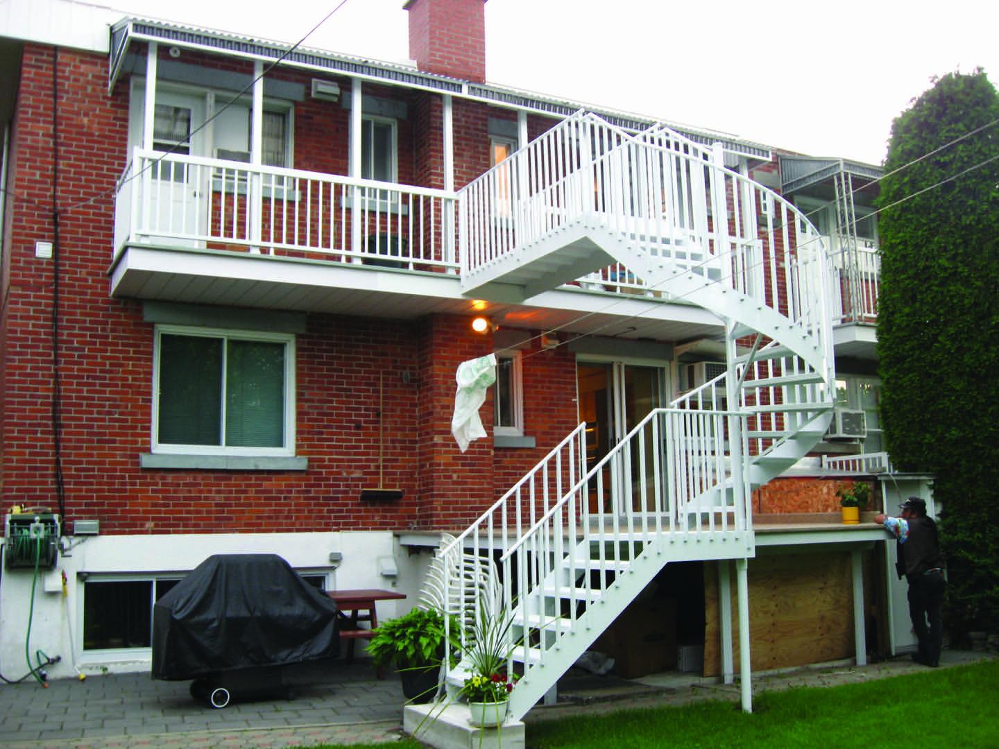 Une maison en brique avec un escalier en colimaçon menant au deuxième étage