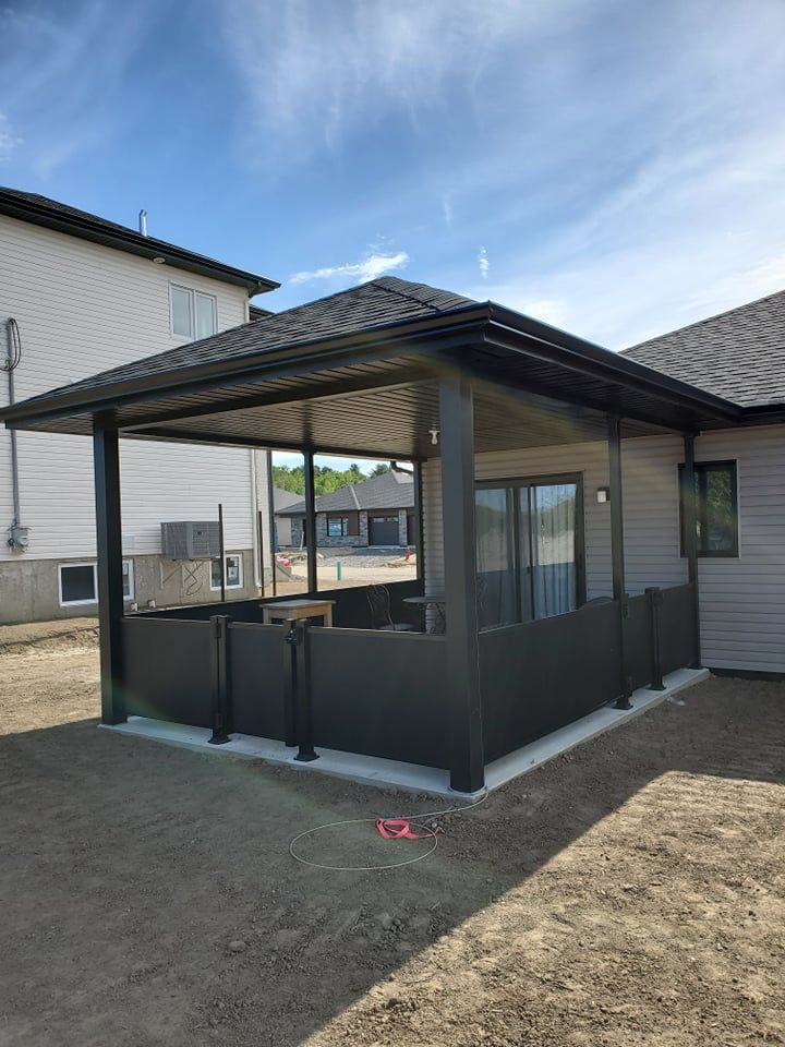 Il y a un belvédère dans l'arrière-cour d'une maison.