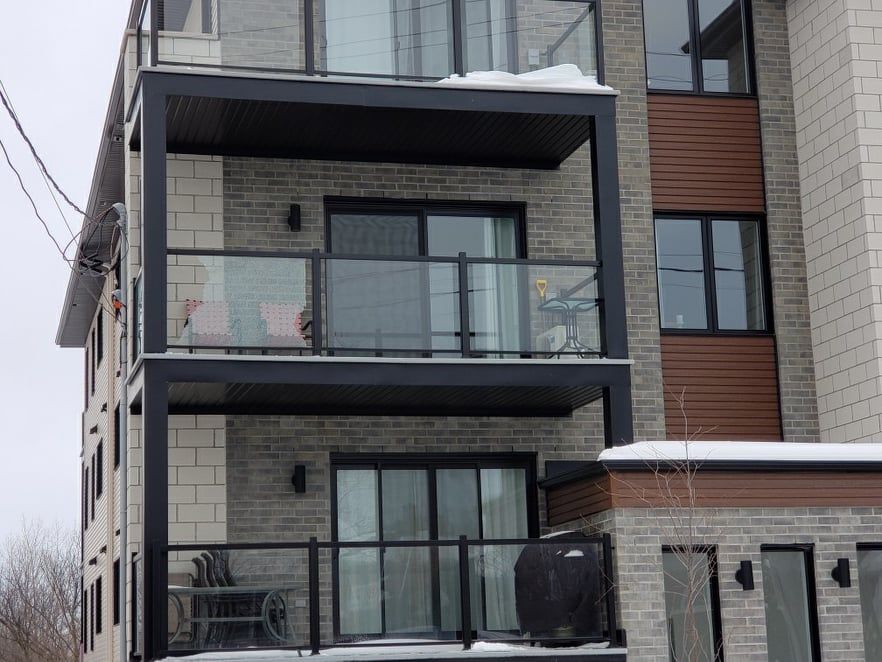 Un bâtiment avec beaucoup de fenêtres et de balcons