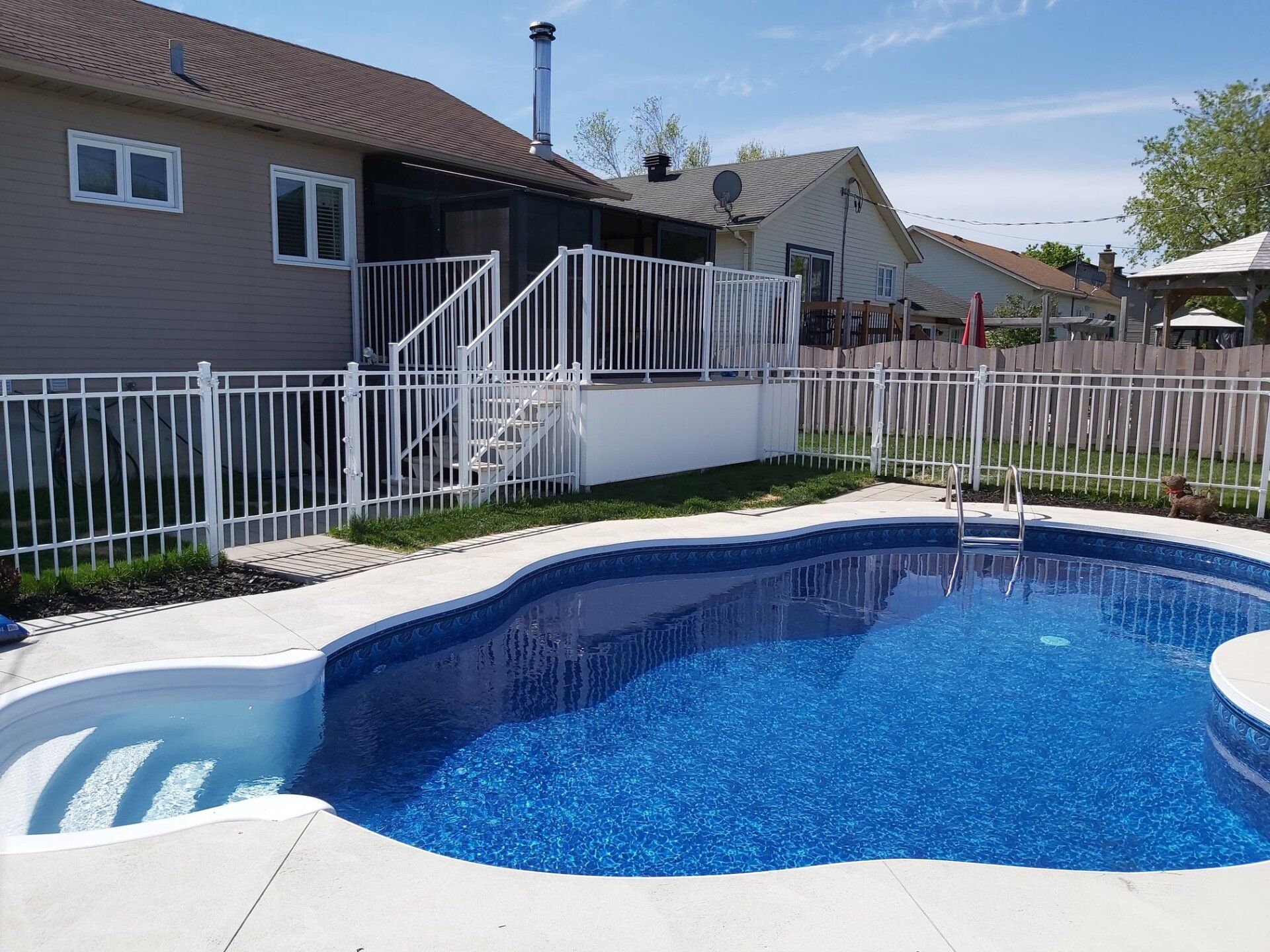 Une grande piscine devant une maison