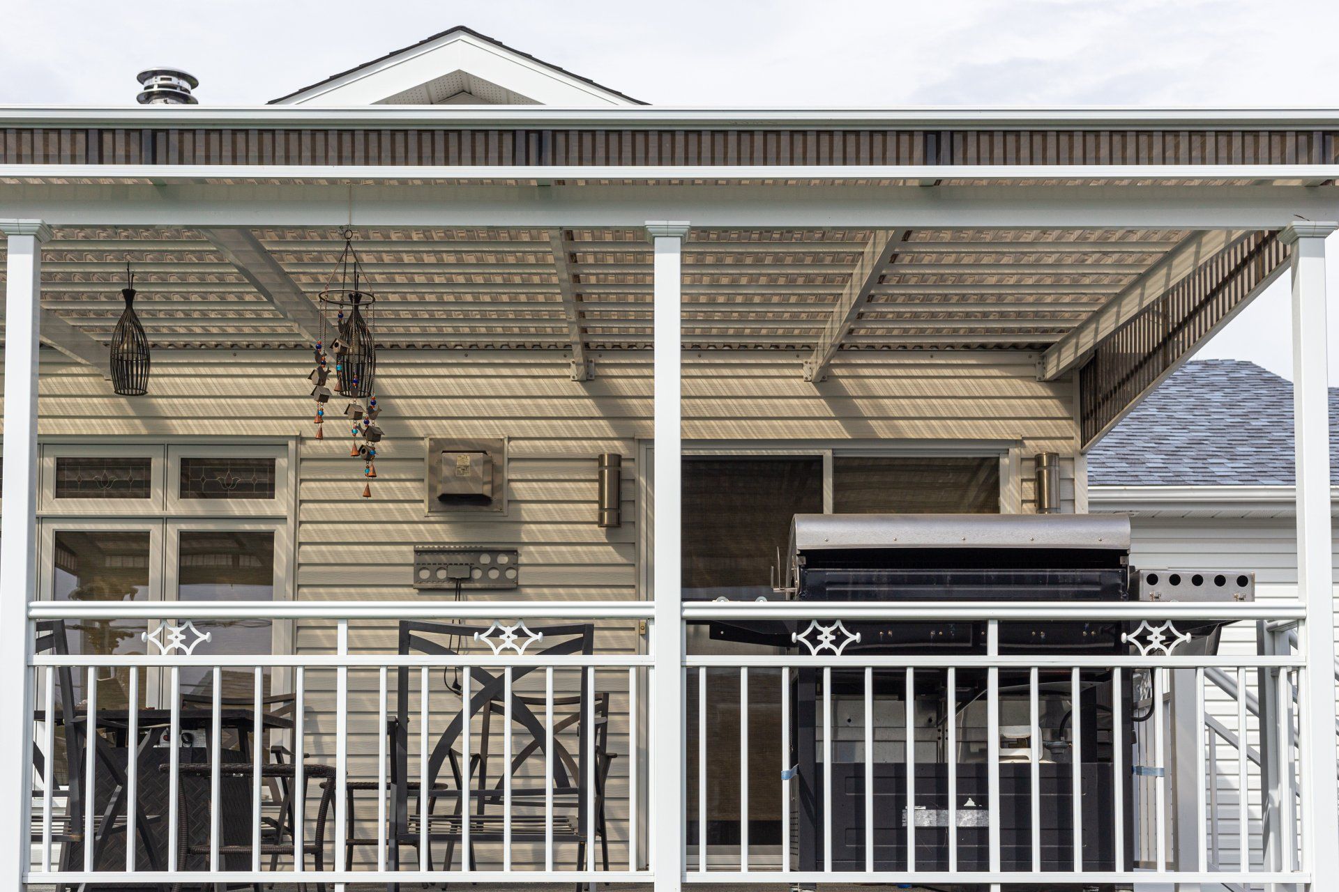 Il y a un gril sur le porche d'une maison.