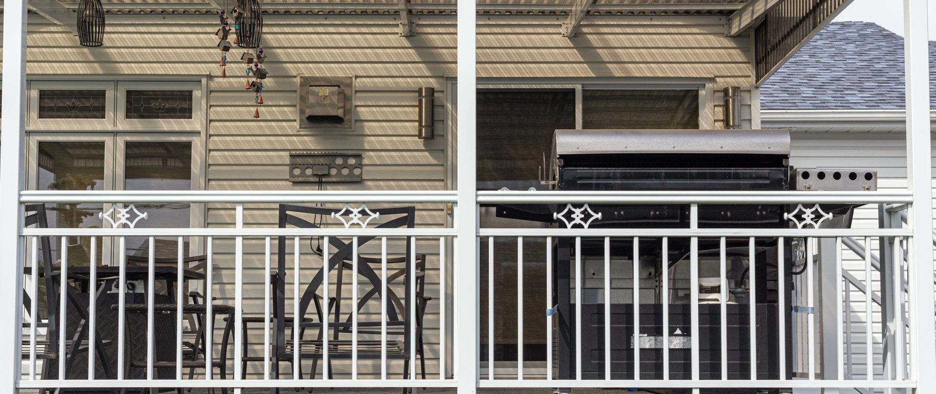 Une maison avec un balcon et un barbecue dessus.