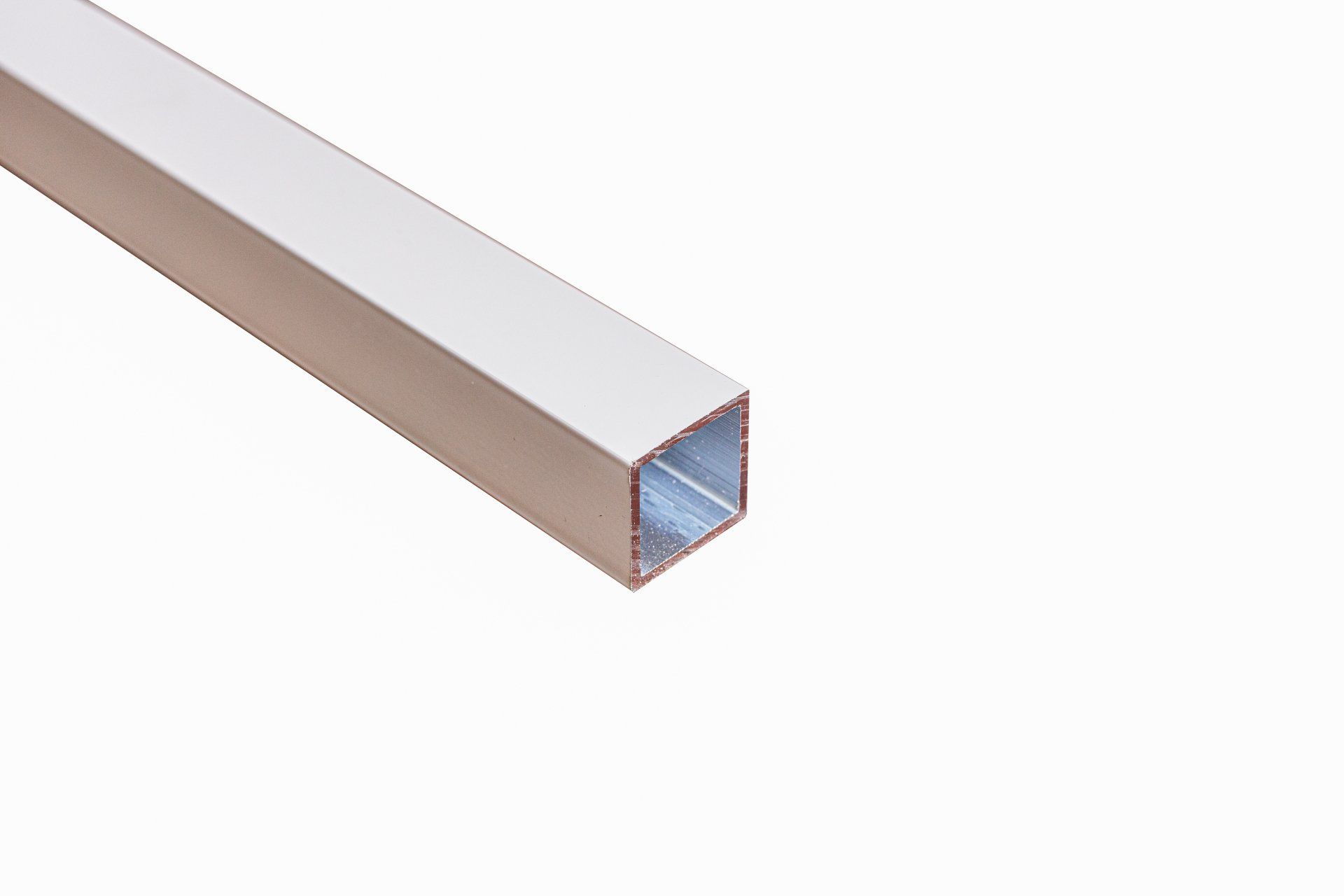 Un tube carré en aluminium blanc sur fond blanc.