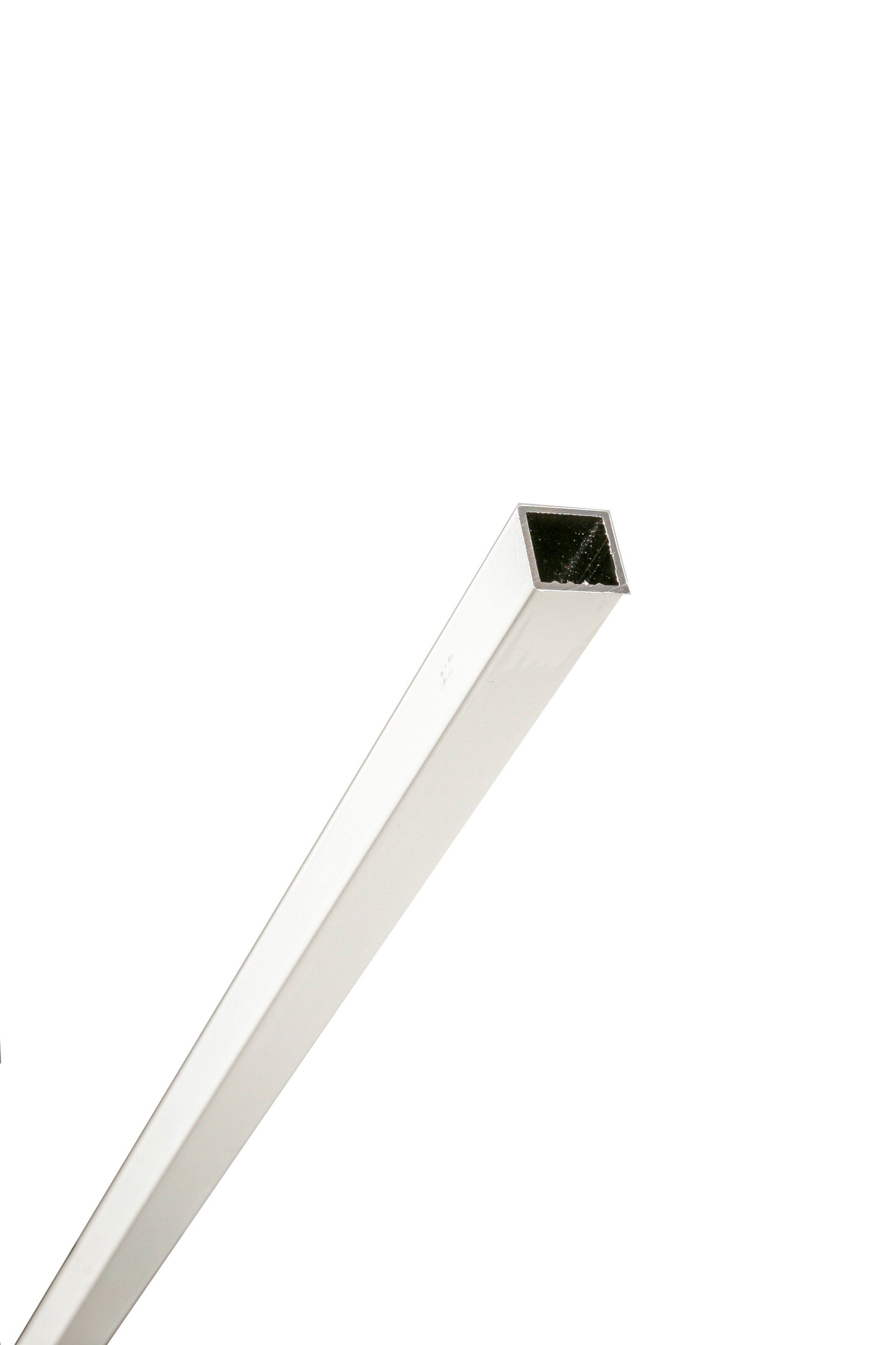 Un gros plan d'un tube carré blanc sur fond blanc.