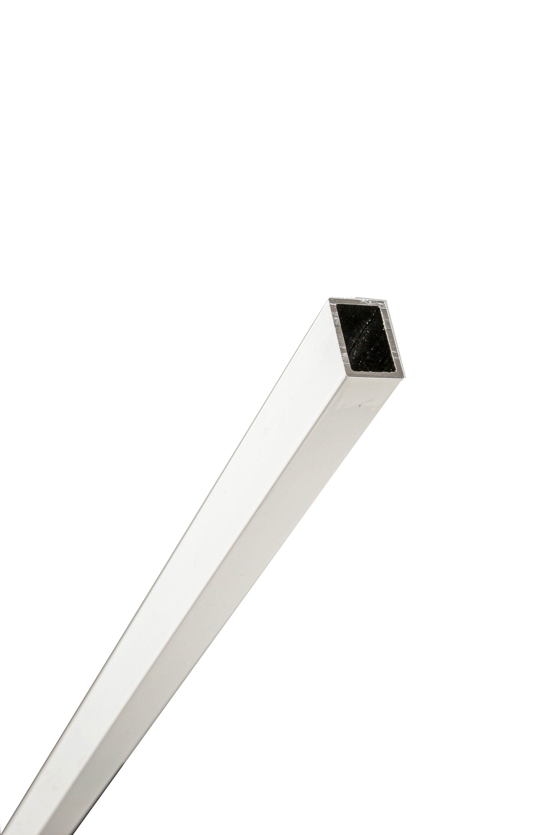 Un gros plan d'un tube carré blanc sur fond blanc.