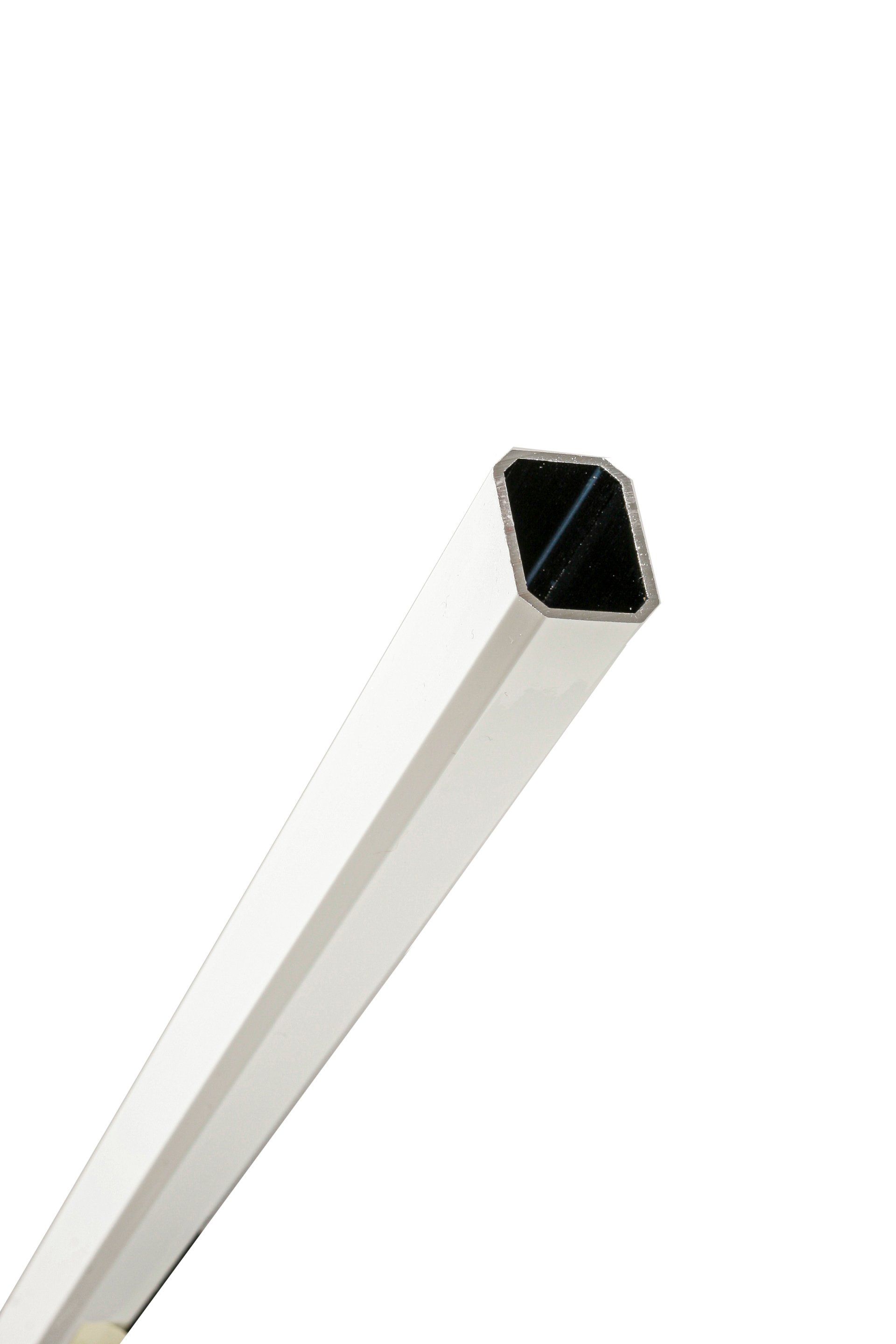 Un gros plan d'un tube métallique carré sur fond blanc.