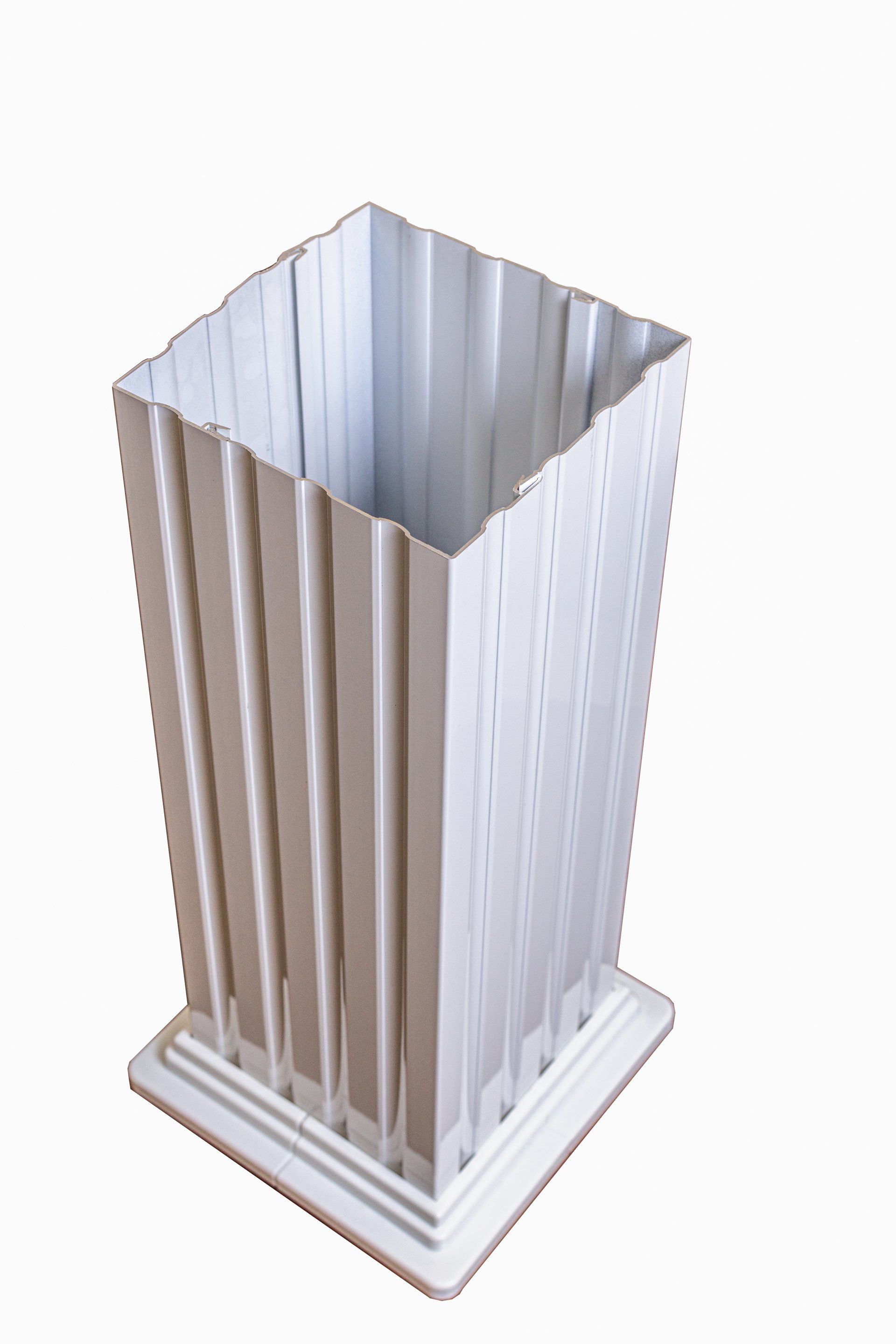 Une jardinière carrée blanche avec une base blanche sur fond blanc