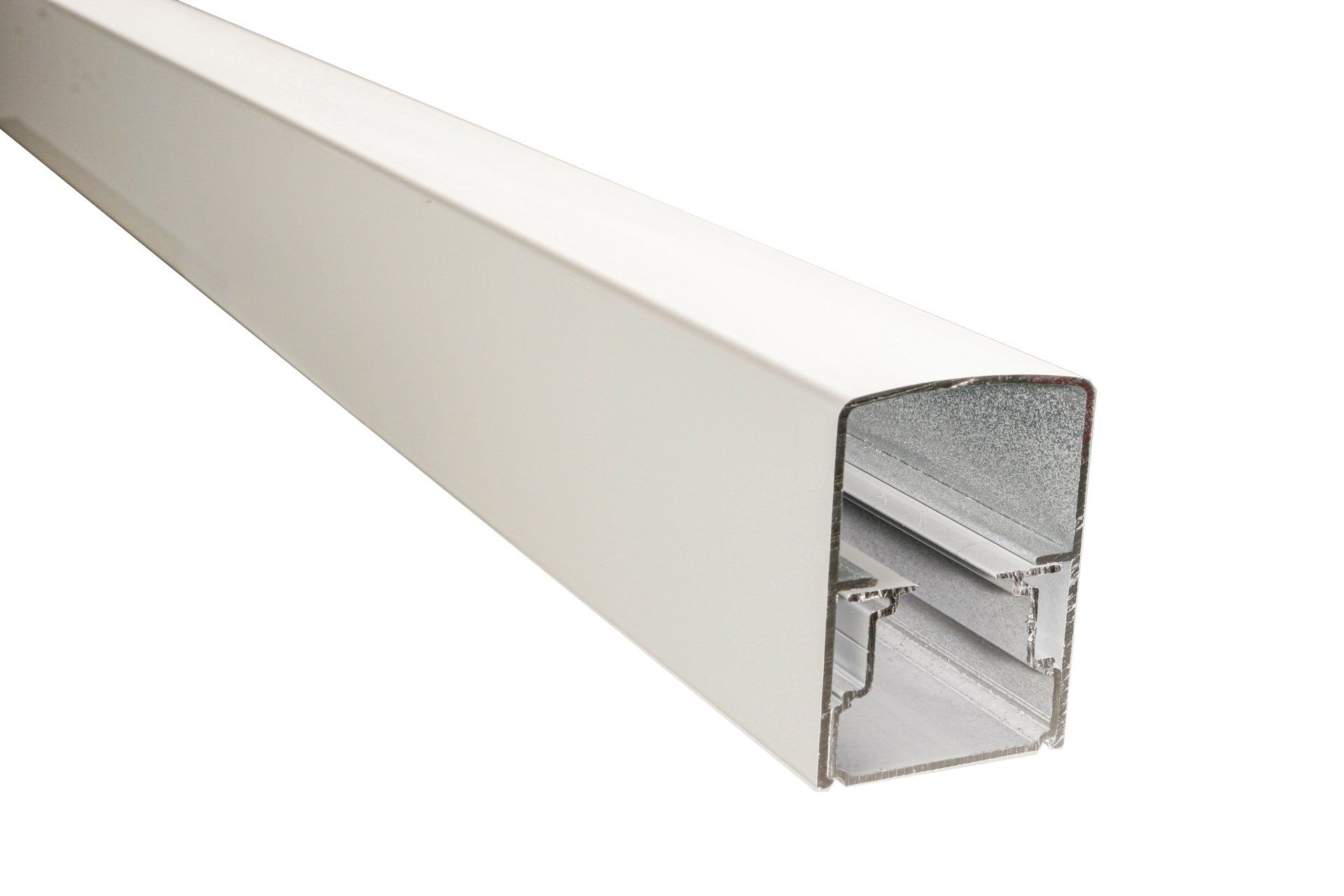 Une poutre en aluminium blanche est posée sur une surface blanche.