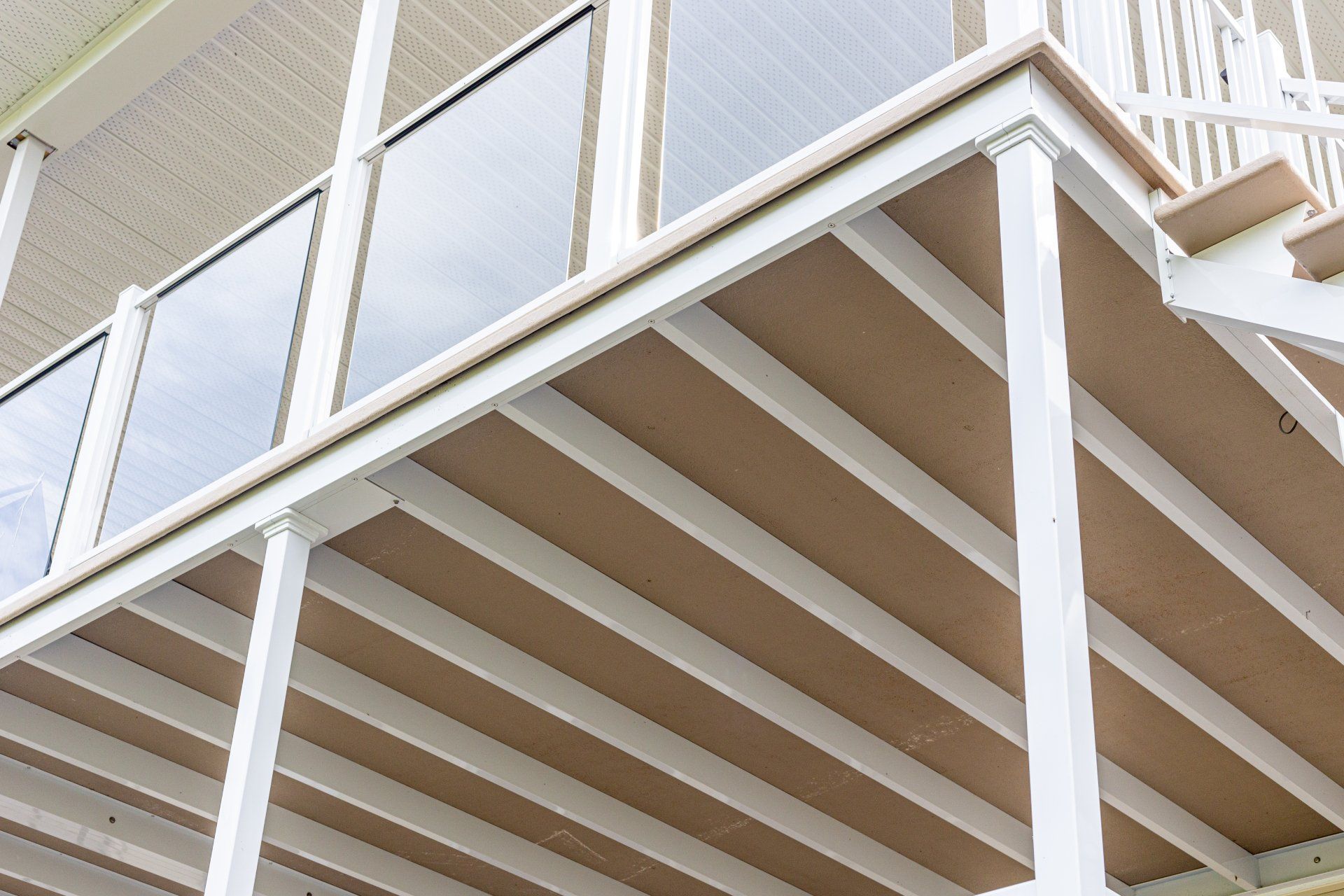 Un balcon avec une balustrade blanche et des escaliers