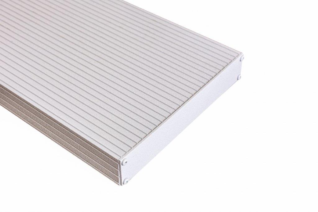 Un gros plan d'une étagère blanche sur fond blanc.