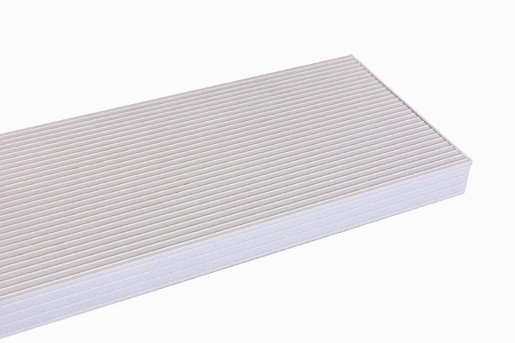 Un gros plan d'un matelas blanc sur fond blanc.