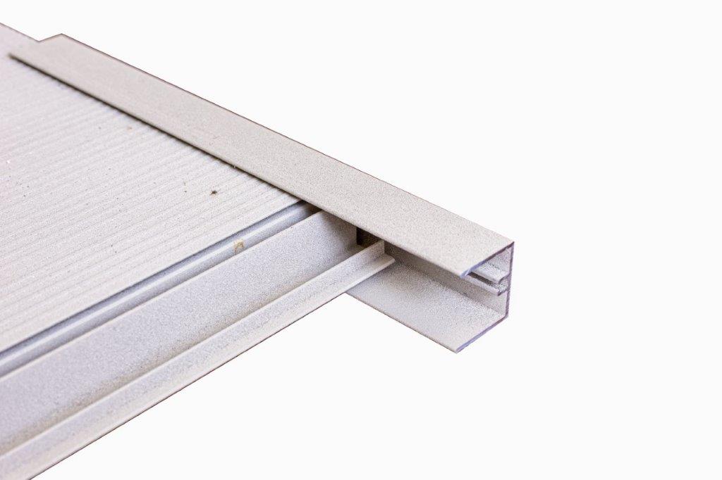 Un gros plan d'un morceau de métal sur un fond blanc