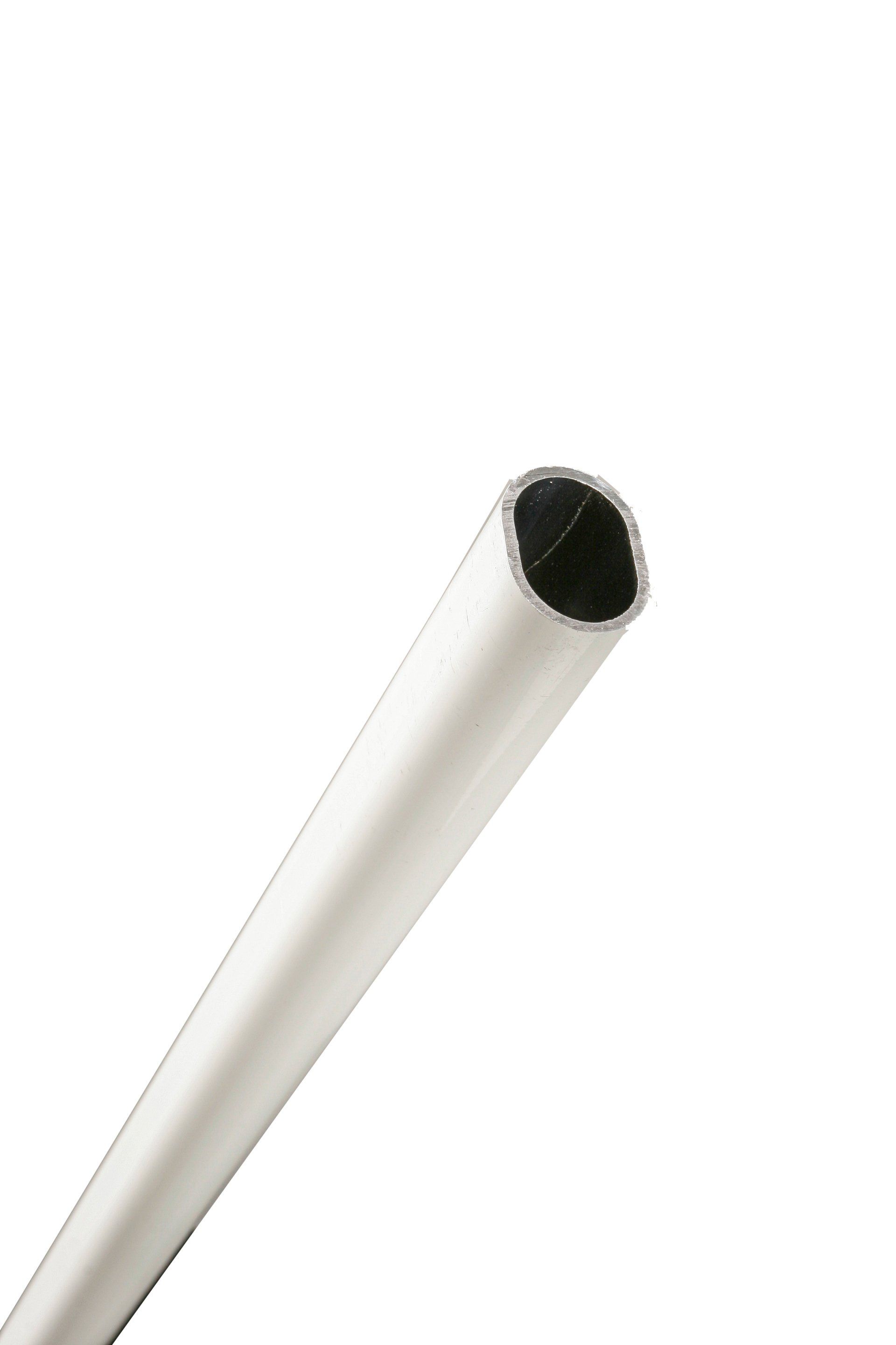 Un tuyau blanc avec un trou noir au milieu sur un fond blanc.
