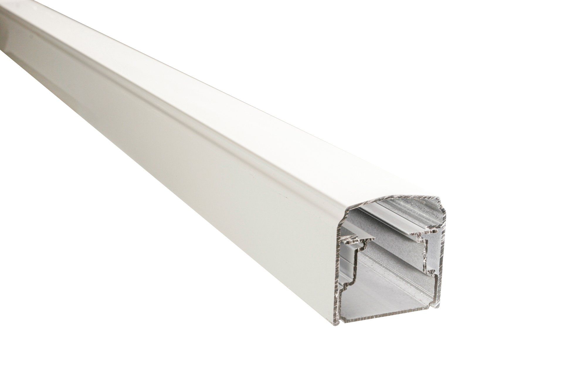 Un tuyau en aluminium blanc sur fond blanc