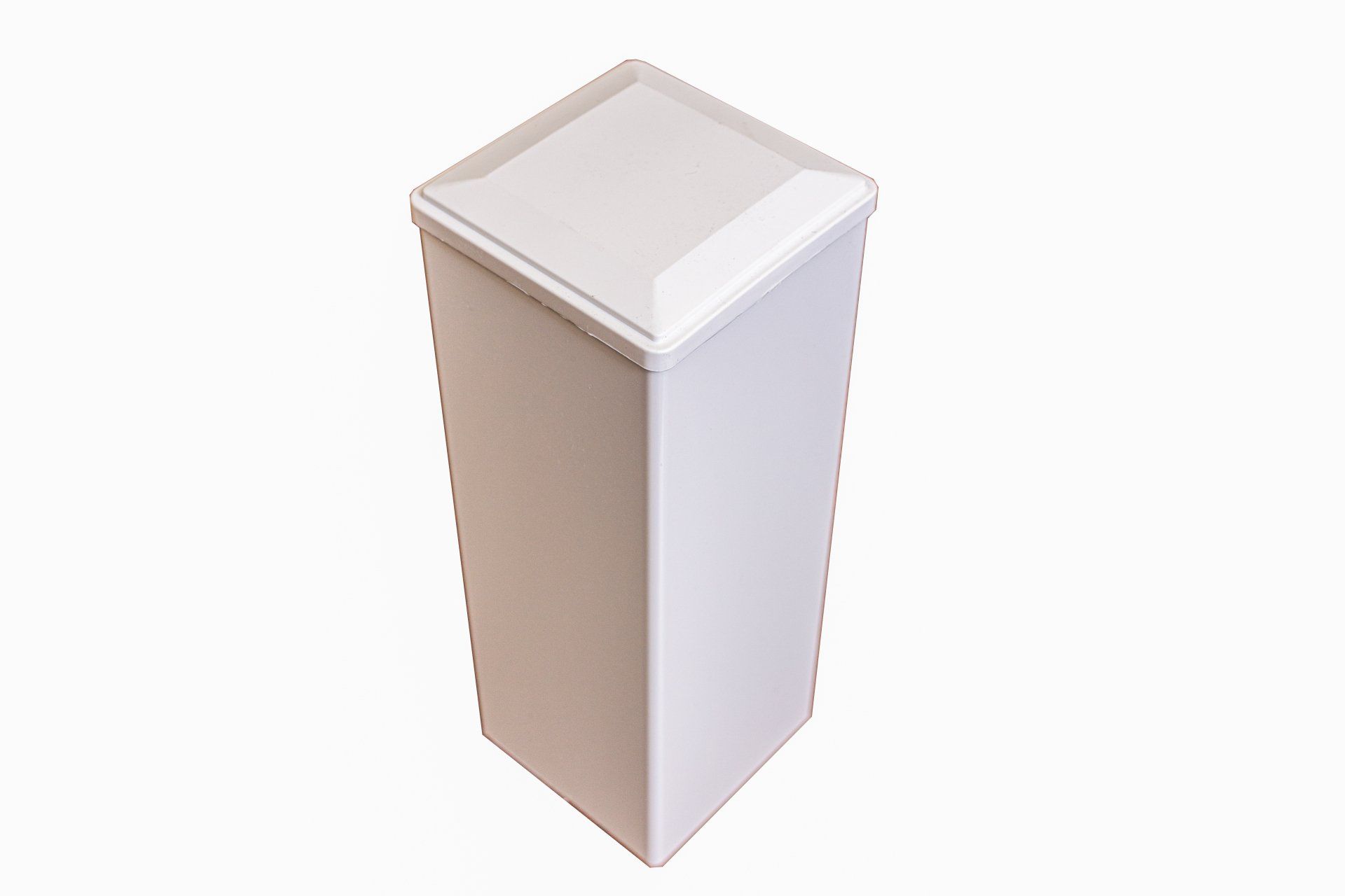 Une poubelle blanche avec un couvercle blanc sur fond blanc.