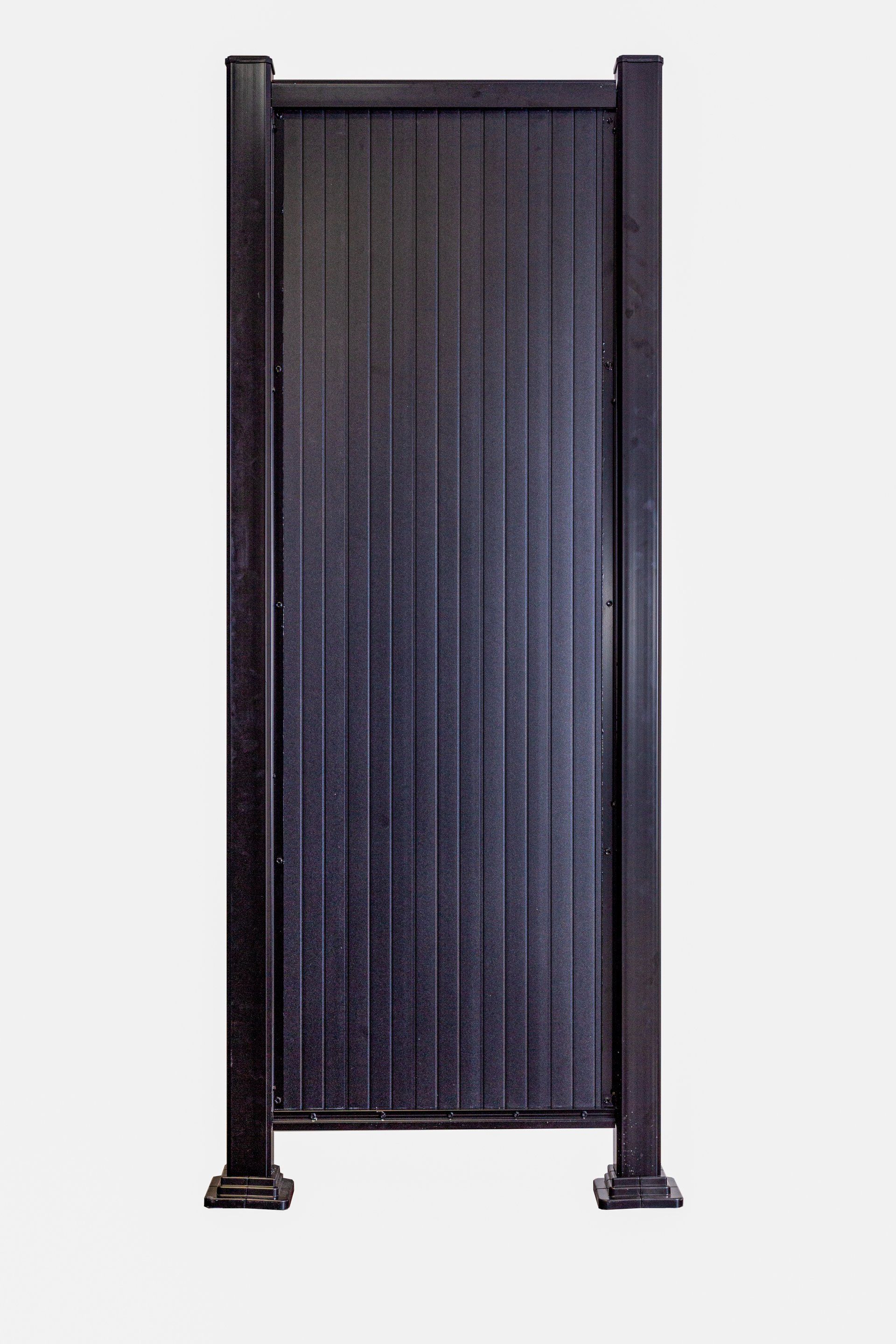 Une clôture noire avec un cadre en métal sur fond blanc