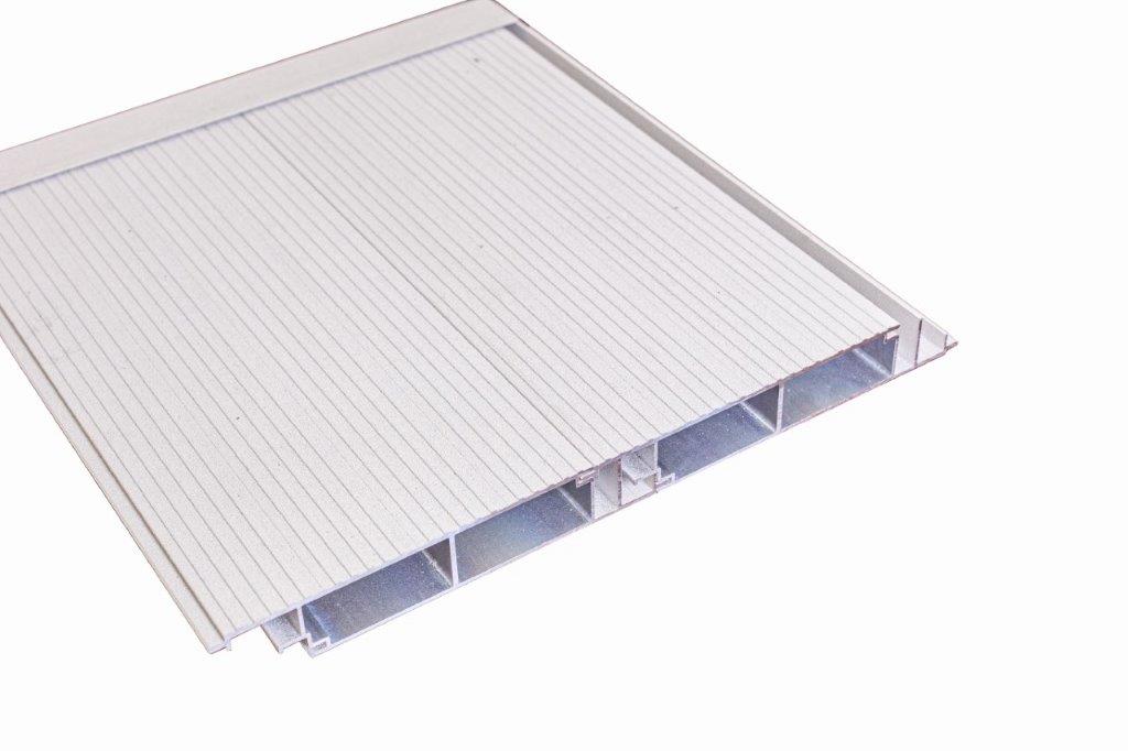 Un gros plan d'un morceau de plastique blanc sur fond blanc.